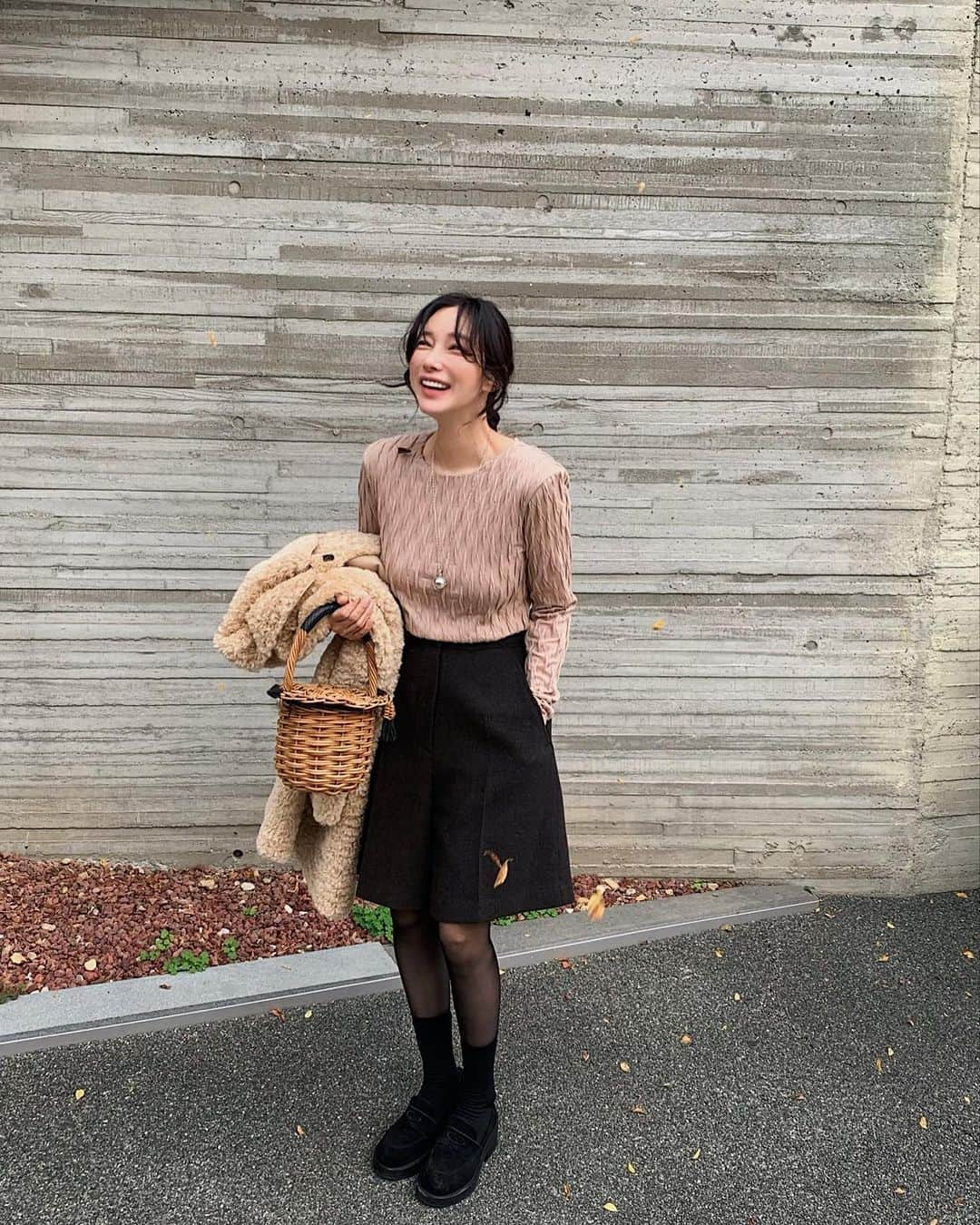 nanaさんのインスタグラム写真 - (nanaInstagram)「추워질때까지 때를 기다리자 딱 일본 가기전 한달된 사진의 아이보리. 그리고 베이지. 검정까지  야무지게 찍어본 나흐나흐 티흉내내는 블라우뜨🖤  단, 나의 촬영폰 용량이 다해 거의 요 아이들은 13프로로 찍어 사진이 날랐다는 슬픈 소식.」11月8日 3時36分 - luv__ribbon