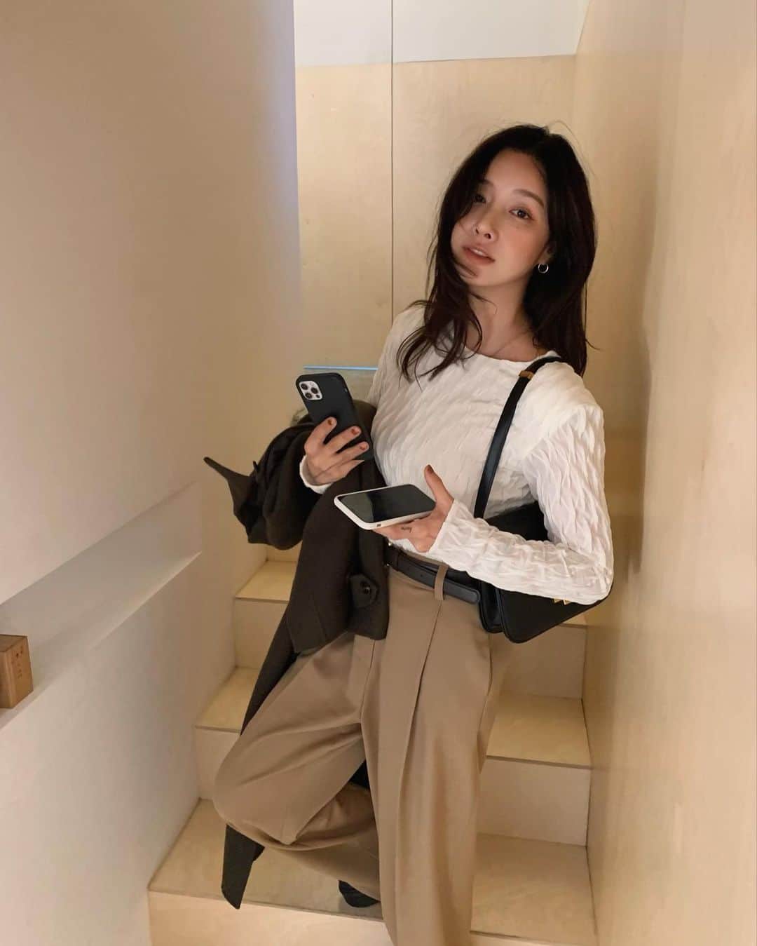 nanaのインスタグラム：「추워질때까지 때를 기다리자 딱 일본 가기전 한달된 사진의 아이보리. 그리고 베이지. 검정까지  야무지게 찍어본 나흐나흐 티흉내내는 블라우뜨🖤  단, 나의 촬영폰 용량이 다해 거의 요 아이들은 13프로로 찍어 사진이 날랐다는 슬픈 소식.」