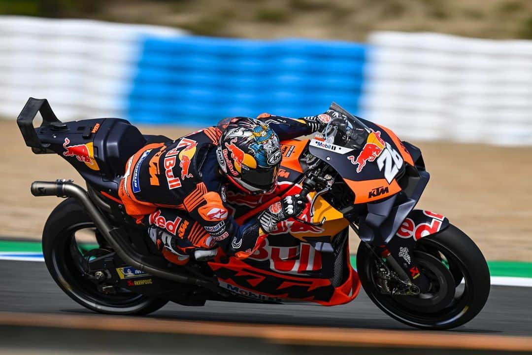 ダニ・ペドロサのインスタグラム：「Nice couple of shots by @chiquichamorrophoto these two days of testing at @circuito_de_jerez before the end of the season.」