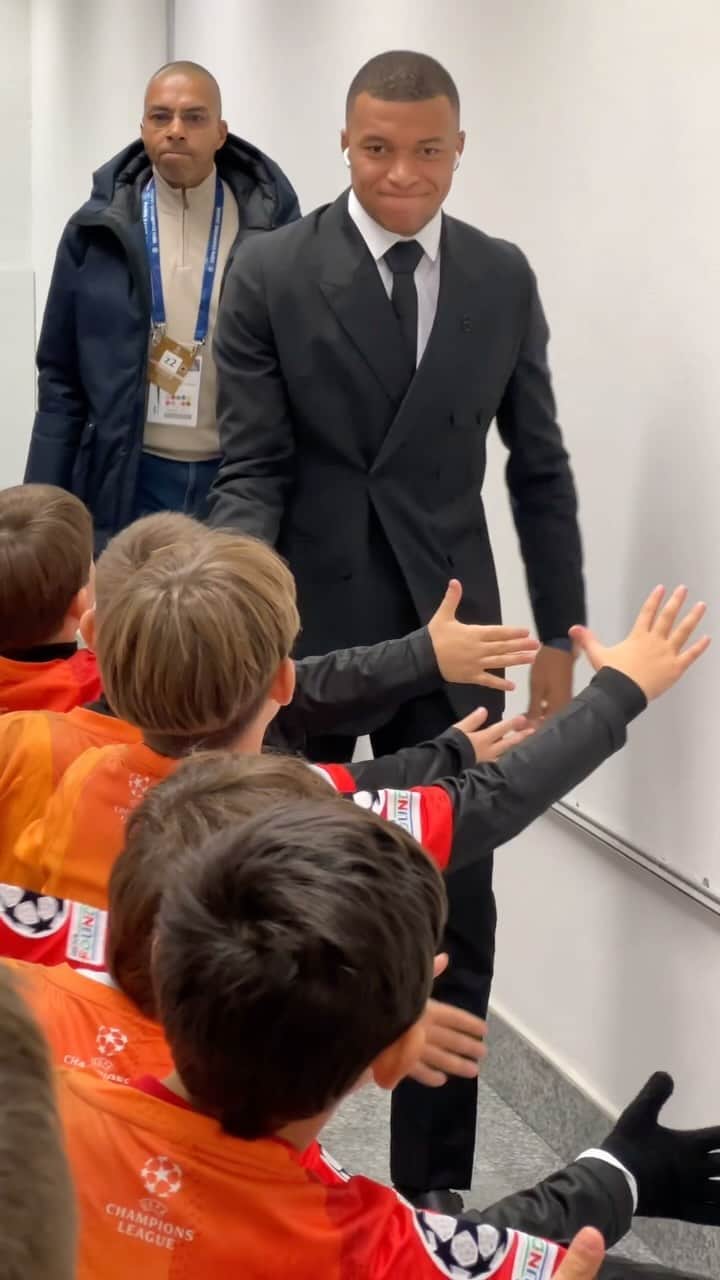 のインスタグラム：「Our Parisians are here ✨🤩  #ACMPSG | #UCL」