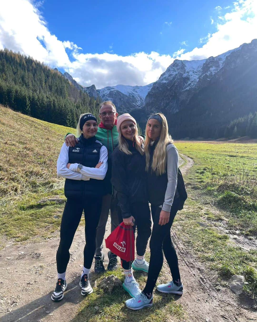 ユスティナ・シュエンテのインスタグラム：「Mountains ⛰️🥰  Pełne energii, motywacji i z uśmiechami na twarzy wchodzimy w pierwszy tydzień obozowy 🤩  Let's go 🔥  @grupaorlen @orlenteam_official @orlendlaciebie @adidas @toyotaczajka @dymelculinarystudio @miasto.raciborz @azsawfkatowice @cwz_sport @awf_katowice #współpraca」