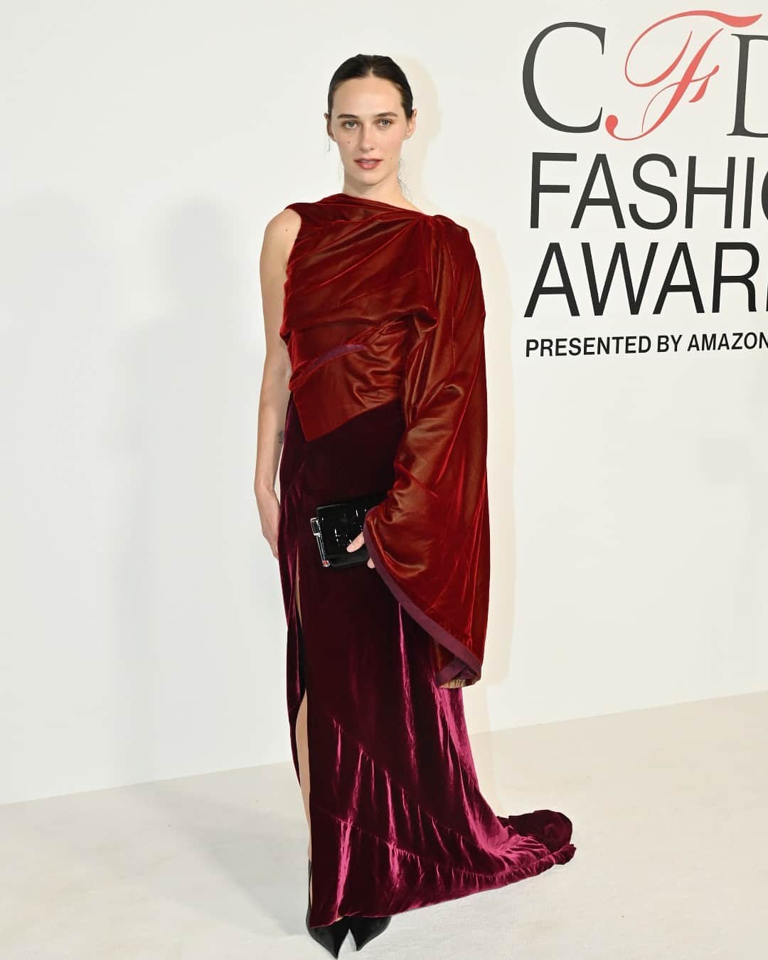 のインスタグラム：「Considering that the @CFDA Awards celebrates the top innovators in the American fashion industry, you know the red carpet fashion is going to be top-tier. From Anne Hathaway's Ralph Lauren denim two-piece (complete with Bulgari jewels) to Lori Harvey's Luar fur jacket — head to the link in bio to see the best dressed from last night's 2023 ceremony. [Getty]」