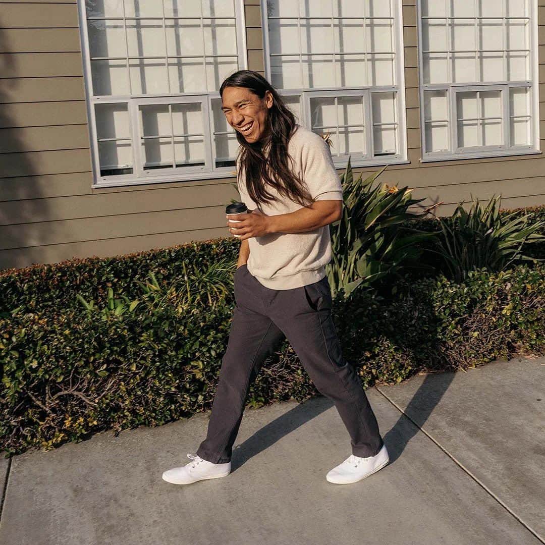 シービーズのインスタグラム：「White sneaker classics that will transition with you into any season. Head to our stories for how to style.   #whitesneakers #fallsneakers #mensstyle」