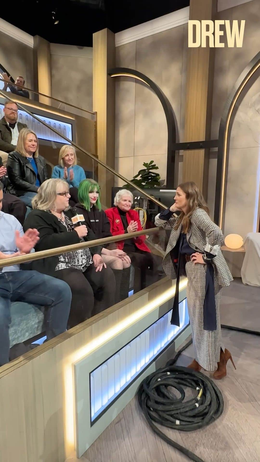 ドリュー・バリモアのインスタグラム：「Drew gets parenting advice from some of our audience members!」