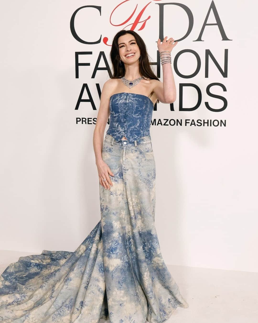 Nylon Magazineさんのインスタグラム写真 - (Nylon MagazineInstagram)「Considering that the @CFDA Awards celebrates the top innovators in the American fashion industry, you know the red carpet fashion is going to be top-tier. From Anne Hathaway's Ralph Lauren denim two-piece (complete with Bulgari jewels) to Lori Harvey's Luar fur jacket — head to the link in bio to see the best dressed from last night's 2023 ceremony. [Getty]」11月8日 3時57分 - nylonmag