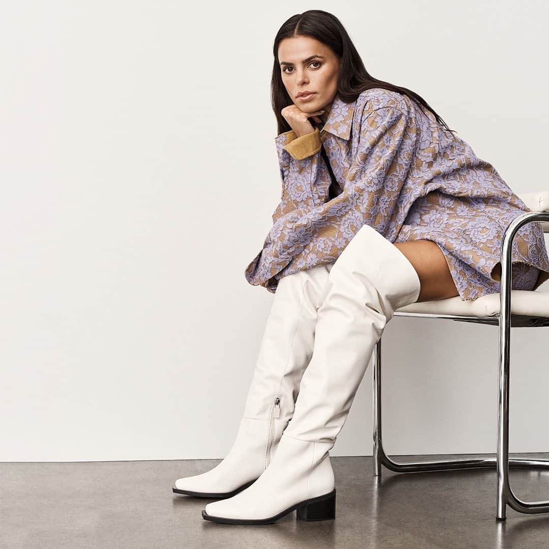 スチュアートワイツマンのインスタグラム：「Introducing the limited-edition Stuart Weitzman x Aknvas Capsule Collection, created in collaboration with New York City-based brand Aknvas. Inspired by the idea of a modern fashion fantasy, the capsule features directional takes on classic footwear silhouettes alongside bold iterations of our signature designs. Pictured here: The SW X AKNVAS SCRUNCH BOOT, seen on model Brooks Nader, delivers a fresh take on the classic over-the-knee boot with its relaxed, slouchy construction, Western-inspired square toe and comfortable 40-mm block heel.  The capsule debuted at Aknvas’ runway show during New York Fashion Week and is now available to shop — for the first time ever — exclusively on stuartweitzman.com.   #StuartWeitzman #SWxAknvas @aknvas @brooksnader」