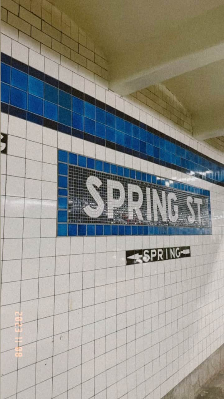 高橋志津奈のインスタグラム：「NY. Day2 今回は空港の行き帰り以外全部地下鉄。 . Grand Central Station→NY public library→Bryant Park→ Guggenheim Museum→ Banksy . この日も移動したなー。 前回行きそびれた美術館行けて大満足。世界のあちこちに系列の美術館あるみたいでどれも素敵な建物だったからいつか行きたいなー✨✨ . #shizunastrip #2023NY」