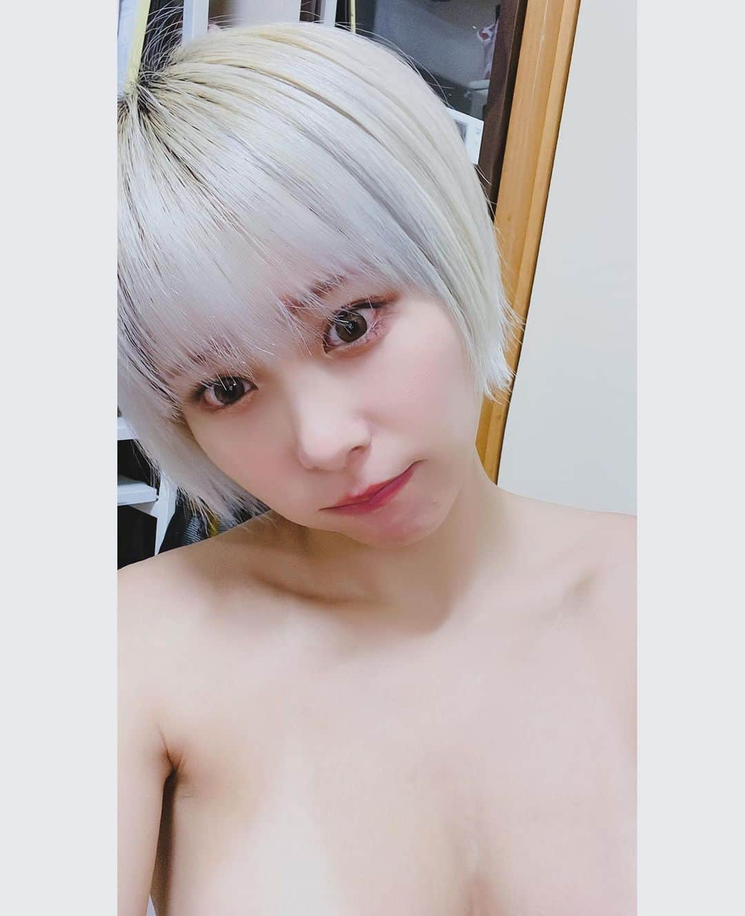 塚田綾佳のインスタグラム：「夜中にこんばんは🌛  突然ですが、髪切りました！  載せたい写真たくさん溜まってるのに 全然更新できてない🥹  更新がんばるのでコメント♡いいね♡してねっ⸜(*˙꒳˙*)⸝  ー #セルフカット #セルフカラー　#日焼けあと　#日焼け跡　 #アイドル #グラビア #アヤカップ　#全裸シリーズ #金髪ショート #あやぽん #塚田綾佳」