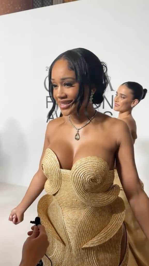 Harper's BAZAARのインスタグラム：「We caught up with @saweetie as the rapper hit the carpet at the CFDA Fashion Awards, and you know what? She never misses. 💥 Head to the link in bio for more exclusive moments—with everyone from @gwynethpaltrow to @jordynwoods to @lolatung—from the night.」