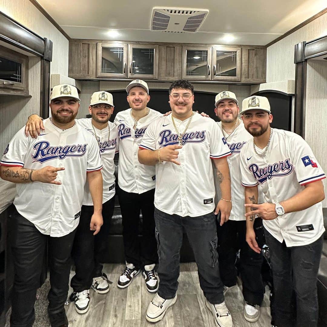 テキサス・レンジャーズのインスタグラム：「Grupo Frontera 🤝 World Champs」