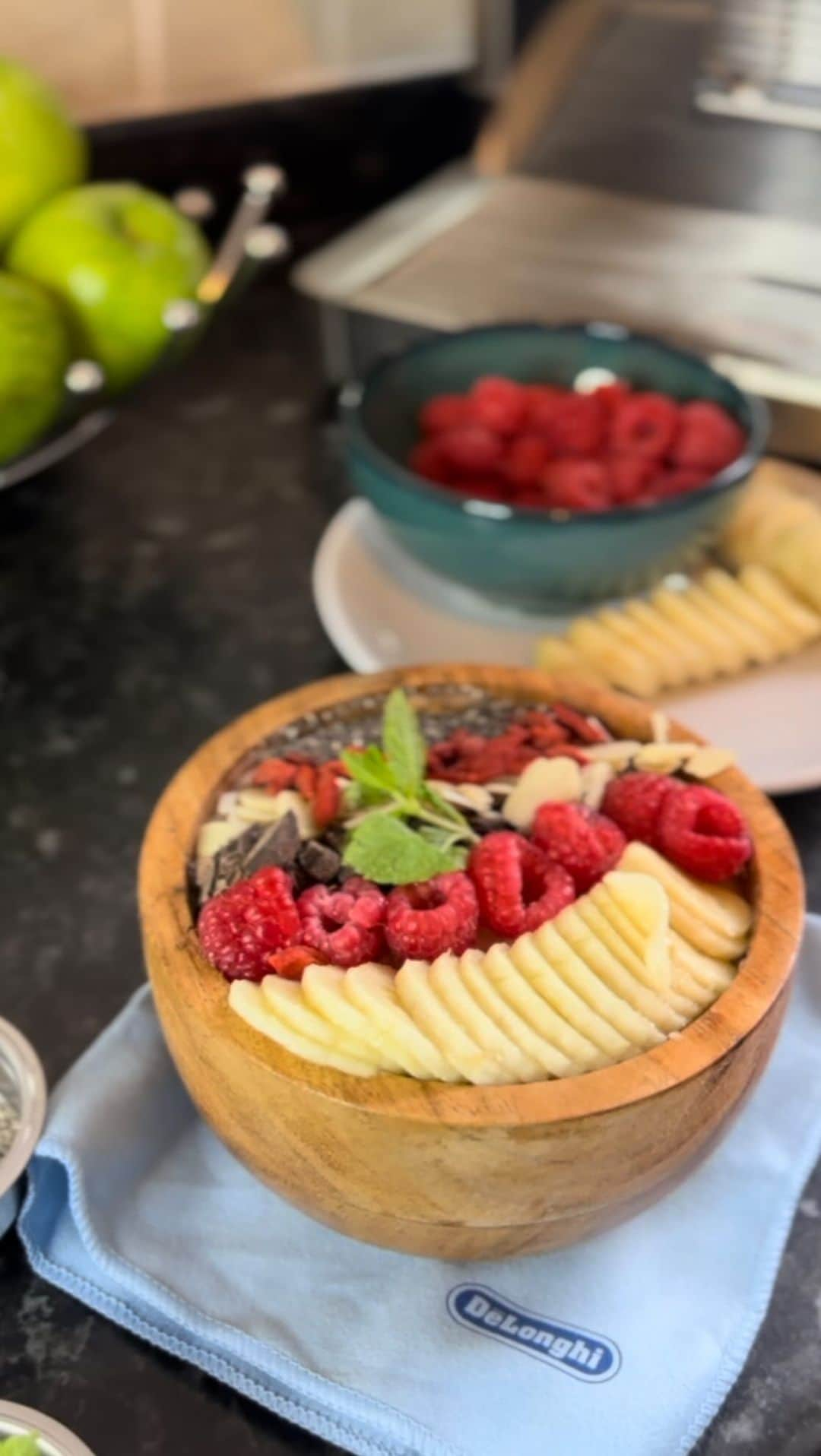 Sharing Healthy Snack Ideasのインスタグラム：「HEALTHY PROTEIN COFFEE SMOOTHIE BOWL  Start your day with a healthy protein coffee smoothie bowl made in just 5 minutes!   This recipe has enough coffee to give you a boost, but is full of wholesome ingredients!  Ingredients: - vanilla whey protein (1 scoop) - 1x frozen banana (chopped) - 1x table spoon peanut butter  - 1x table spoon of chia seeds - 1x cup almond milk (or equivalent) - Ice cubes (for thicker consistency) - Single or double espresso shot(s) using La Specialista Maestro Hot & Cold Brew Bean to Cup Machine by @delonghiuk   Toppings: - banana, raspberries, dark chocolate / cocoa nibs, goji berries, almond flakes, chia seeds, coconut flakes」