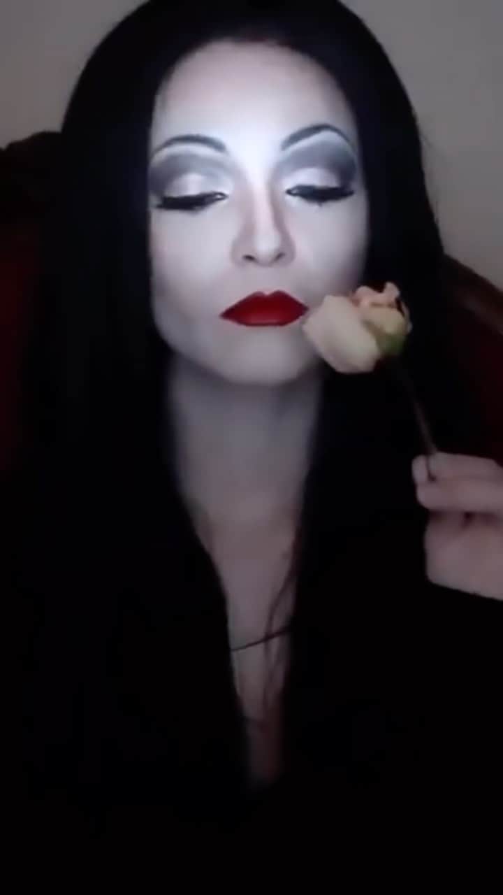 ジェシカ・ヴィルのインスタグラム：「Morticia Addams is one facet of my style goals, I love her so muchhhh #makeup」