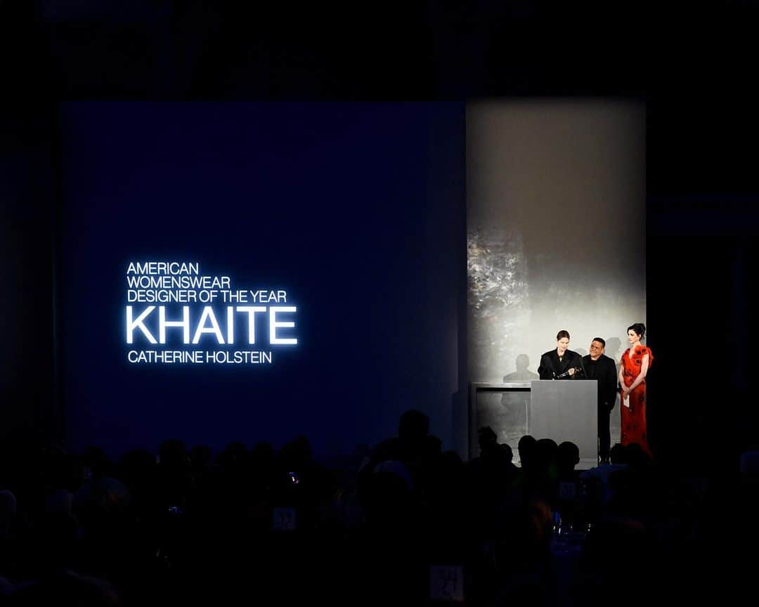 ナルシソロドリゲスのインスタグラム：「It was an honor to present the @CFDA Womenswear Designer of the Year Award alongside @AnneHathaway to @CateHolstein @Khaite_NY.  Congratulations to all of the CFDA nominees and winners — it was a beautiful night!  @TheAlinaCho @ThomeBrowne @MariaCornejo @ToryBurch @WillyChavarriaNewYork @AnaKhouri @GwynethPaltrow @JosephAltuzarra @VeraWang @SerenaWilliams」