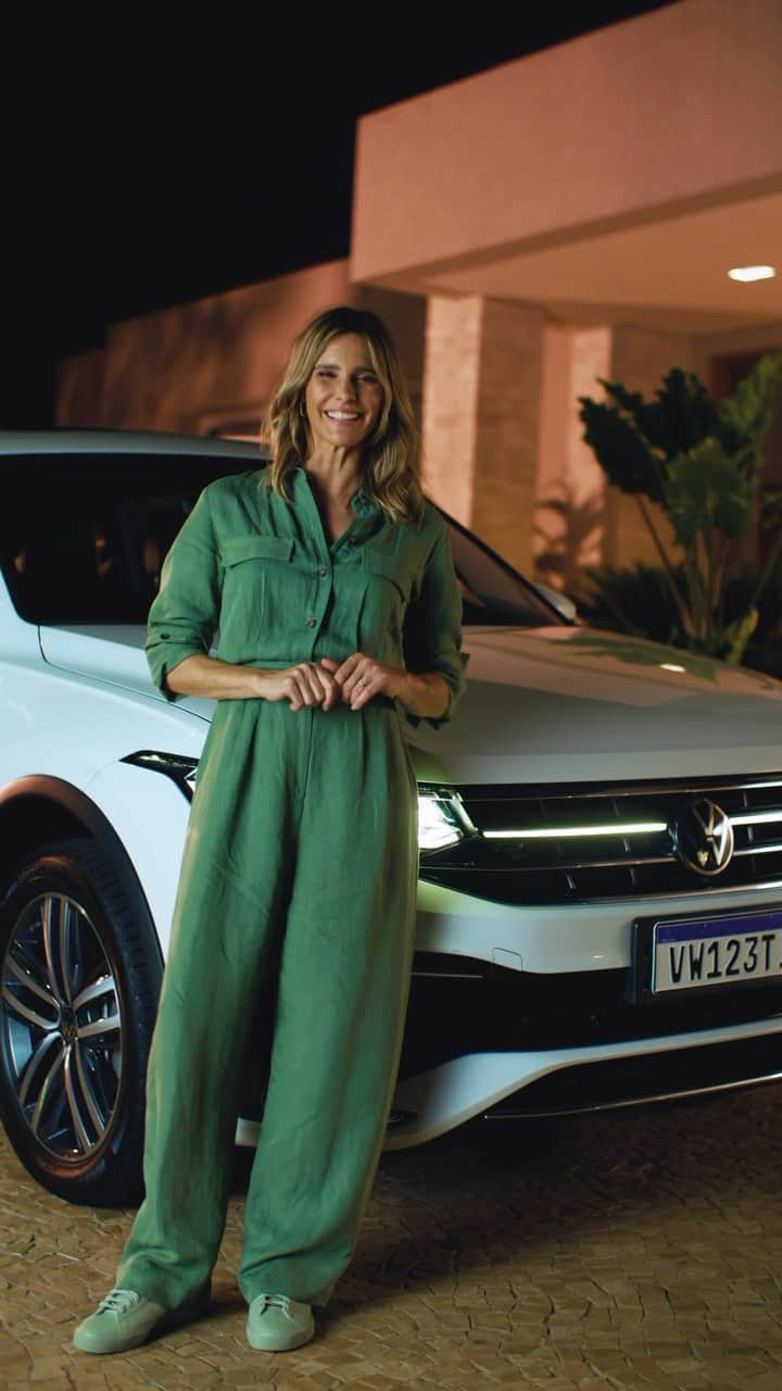 Volkswagen do Brasilのインスタグラム：「O SUVW que marcou o coração de muita gente está voltando ainda mais sofisticado para surpreender. No dia 09/11, venha conhecer o novo Tiguan Allspace R-Line, disponível na nossa concessionária.   #VWParaTodos  Um vídeo que começa com a Fernanda Lima, na garagem de uma casa, ao lado do Tiguan  Allspace R-line, estacionado, convidando as pessoas a conhecerem o lançamento do novo SUVW, dia nove de Novembro, nas concessionárias. Seguimos para cenas internas do carro, mostrando seu amplo espaço interno, tecnologias e novas funcionalidades. Em seguida, vemos cenas da Fernanda Lima guardando compras no porta-malas, com imagens do design do carro, e finalizando o vídeo convidando as pessoas para o evento de lançamento.」