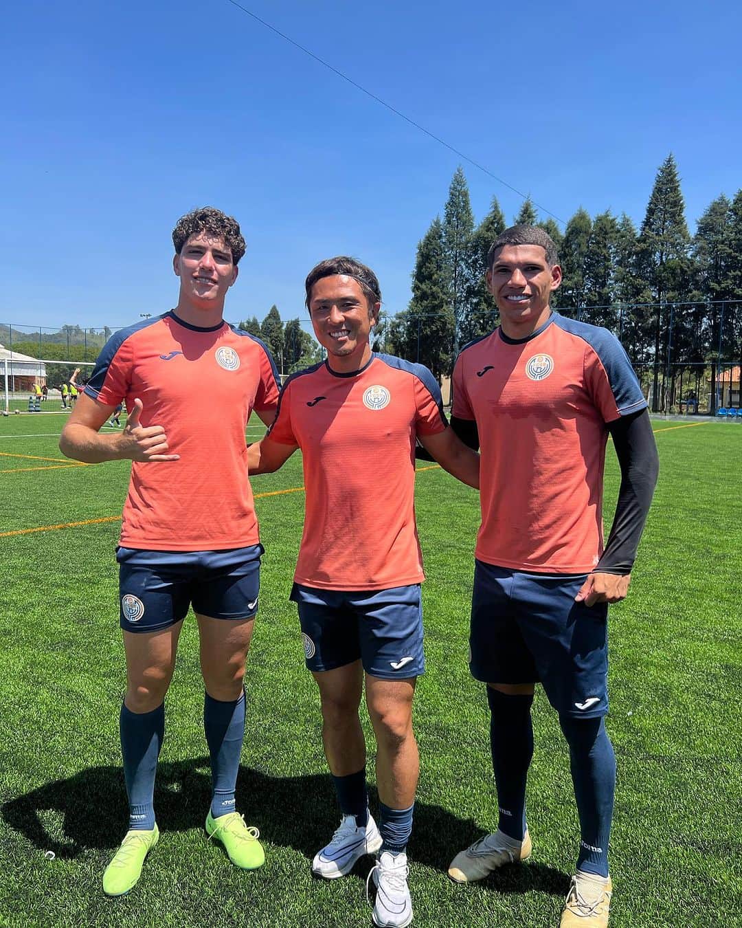 那須大亮のインスタグラム：「FC SKA BRASIL🇧🇷  チームザゲロ　 マイコン　　191センチ　91キロ　18歳　写真右 ピメンタ　194センチ　93キロ　17歳　写真左 那須　　　　180センチ　80キロ　42歳　  ブラジルのザゲロみんな大きい‼️ 那須が小さい笑😂  サイズが半端ない⚽️  #fcskabrasil  #zagueiro  #maykon #pimenta」