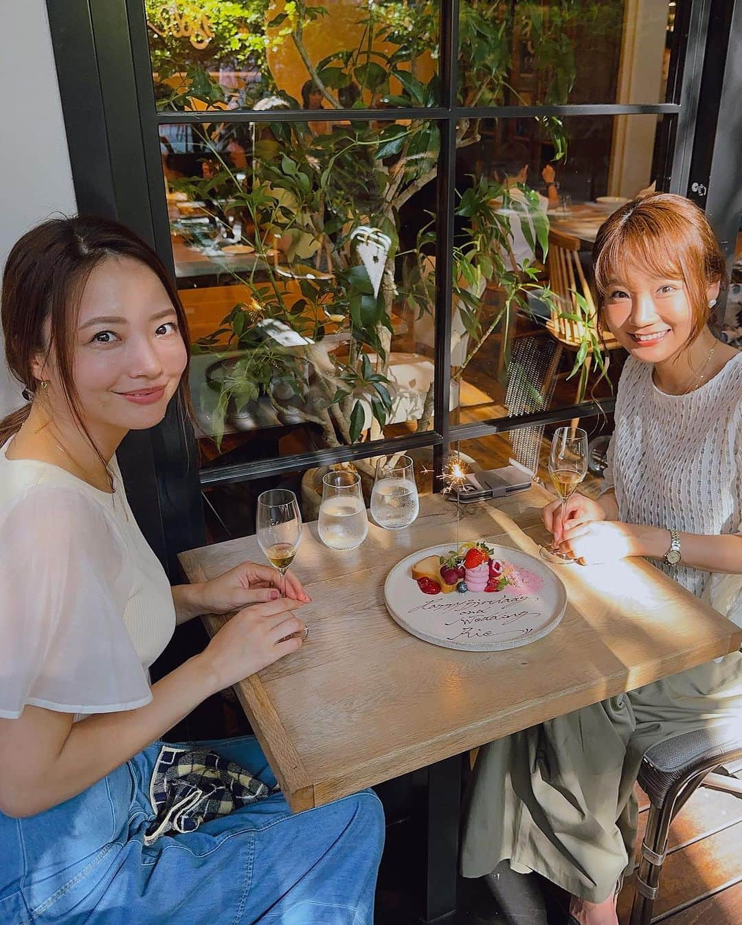 小野麻亜矢さんのインスタグラム写真 - (小野麻亜矢Instagram)「激暑テラスにて♡  りえちゃんのご結婚祝いとお誕生日のお祝いをしに テラスが気持ちよくなってきた時期だったのに この日は猛暑日？残暑日？ で汗だくランチ♡  気持ちの良い日にリベンジしたい〜笑  @riechi.0919  いつもニコニコ 特技☞メロメロパンチ 女の子らしい♡ みんな会うとメロメロになる♡  #お誕生日お祝い #ウエディングお祝い #メロメロパンチ所有 #テラスランチ」11月8日 15時12分 - ono_maaya