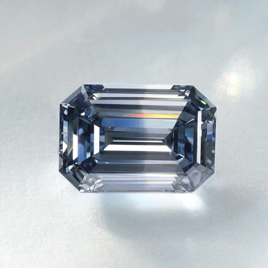 ビズーのインスタグラム：「【店舗限定スペシャルイベント THE COLORS】 11/10 Fri.- @銀座店/京都店/名古屋店  70石以上ものカラーダイヤモンドが集まるイベント「THE COLORS」では、一部ラボグロウンのカラーダイヤモンドも集まります。ラボグロウンのダイヤモンドも、実は天然のダイヤモンド同様に生成は非常に難しいもの。その中でも、目を見張る美しい発色を持つものから、驚くようなシェイプやサイズのものまで、取り揃えています。  "Lab Grown Blue Diamond" Carat：0.80ct Color :Fancy Intense Blue Grade：VS-2 Shape：Emerald  "Lab Grown Yellow Diamond" Carat：3.02ct Color :Fancy Vivid Yellow Grade：VVS2 Shape：Cushion  詳細はプロフィールハイライト『Event』より！ ___ #bizoux #colorstone #colorstonejewelry #semicustom  #colordiamonds  #colordiamond  #pinkdiamond  #bluediamond  #labogrowndiamond  #ビズー #カラーストーンジュエリー #セミオーダー #カラーダイヤ #カラーダイヤモンド #ピンクダイヤモンド #ブルーダイヤモンド #イエローダイヤモンド #ラボグロウンダイヤモンド」