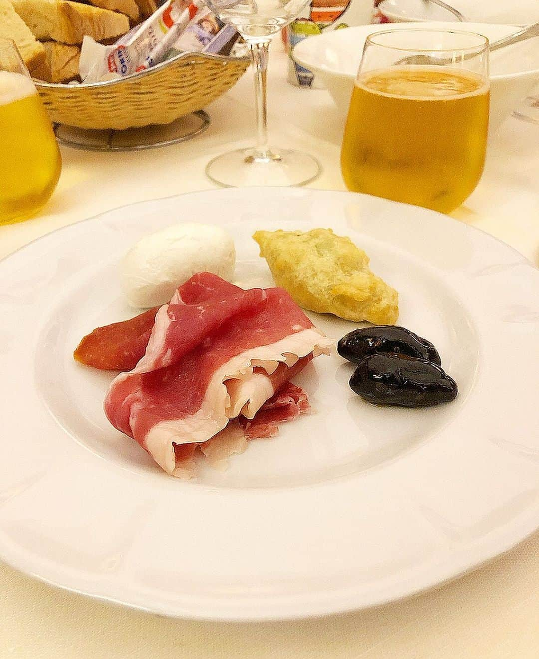 榊山敬代さんのインスタグラム写真 - (榊山敬代Instagram)「🇮🇹🍽️🍷… ・ つづき  ローマの最終日では コースディナーの巻  プロシュットは ローストビーフ ですかという程 肉厚でしてオリ ーブもモッチリ 肉厚にて日本で は知らない世界  大好きなパスタを 本場のイタリアで 何度かいただきま したが意外にも固 めなアルデンテと おもいきや柔らか めなお店が多くて  最近お家ごはんのパスタも イタリア加減に調理してみ てる程見直すパスタでした  またお肉料理では丁度 サマートリュフの季節 ということでトリュフ たっぷりなひと皿には ワインも進みました時  デザートは野いちごと バニラアイスクリーム をエスプレッソと共に  とても相性よろしくて Buono〜がとまらない ローマの最終日でした  ローマは不思議と心地よくて 好きなスポットになりました  街並みは表参道と六本木ヒルズを 合わせたような雰囲気とでもいい ましょうか…表参道や六本木ヒル ズはローマをイメージして展開さ れたの哉とか好きな感覚のセンス がローマには沢山あふれてました  以前イタリア人が営むセンスの 素晴らしい洋服屋さんへ行った 際にローマには是非一度は行っ てみてくださいと言われていた ことも思い出し当初はどのよう な街なんだろうと夢のようなひ とコマでしたが芸術が共存する 美しい感性にあふれる街でした  すれ違う人もアイコンタクトを してくるコミュニケーションも 印象深く日本でしたら見て見ぬ ふりに歩く道もイタリアの方は 豊かな眼差しで煌めいてました  イタリアは見どころ多い国なので またいつか訪れてみたいなぁ…と  次のスポットへと  つづく  #旅ごはん #プロシュット #Prosciutto #オリーブ #Olive #cheese #パスタ #Pasta #リゾット #beef #トリュフ #truffe #dolce  #ローマ #Roma #イタリア #Italia #海外旅行 #旅行 #旅  #アート #ART #travel #人生思い出づくり #毎日がスペシャル  #人生楽しもう #人生一度きり #日本画家 の #外出こんなもん #旅スタグラム」11月8日 13時44分 - sakakiyamatakayo