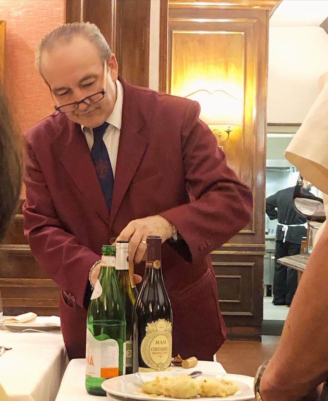 榊山敬代さんのインスタグラム写真 - (榊山敬代Instagram)「🇮🇹🍽️🍷… ・ つづき  ローマの最終日では コースディナーの巻  プロシュットは ローストビーフ ですかという程 肉厚でしてオリ ーブもモッチリ 肉厚にて日本で は知らない世界  大好きなパスタを 本場のイタリアで 何度かいただきま したが意外にも固 めなアルデンテと おもいきや柔らか めなお店が多くて  最近お家ごはんのパスタも イタリア加減に調理してみ てる程見直すパスタでした  またお肉料理では丁度 サマートリュフの季節 ということでトリュフ たっぷりなひと皿には ワインも進みました時  デザートは野いちごと バニラアイスクリーム をエスプレッソと共に  とても相性よろしくて Buono〜がとまらない ローマの最終日でした  ローマは不思議と心地よくて 好きなスポットになりました  街並みは表参道と六本木ヒルズを 合わせたような雰囲気とでもいい ましょうか…表参道や六本木ヒル ズはローマをイメージして展開さ れたの哉とか好きな感覚のセンス がローマには沢山あふれてました  以前イタリア人が営むセンスの 素晴らしい洋服屋さんへ行った 際にローマには是非一度は行っ てみてくださいと言われていた ことも思い出し当初はどのよう な街なんだろうと夢のようなひ とコマでしたが芸術が共存する 美しい感性にあふれる街でした  すれ違う人もアイコンタクトを してくるコミュニケーションも 印象深く日本でしたら見て見ぬ ふりに歩く道もイタリアの方は 豊かな眼差しで煌めいてました  イタリアは見どころ多い国なので またいつか訪れてみたいなぁ…と  次のスポットへと  つづく  #旅ごはん #プロシュット #Prosciutto #オリーブ #Olive #cheese #パスタ #Pasta #リゾット #beef #トリュフ #truffe #dolce  #ローマ #Roma #イタリア #Italia #海外旅行 #旅行 #旅  #アート #ART #travel #人生思い出づくり #毎日がスペシャル  #人生楽しもう #人生一度きり #日本画家 の #外出こんなもん #旅スタグラム」11月8日 13時44分 - sakakiyamatakayo