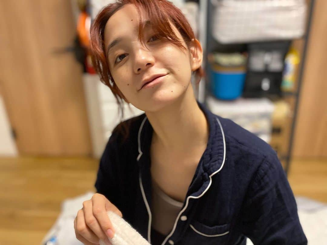 片桐ゆたかのインスタグラム：「息子カメラ📸  保育園へお迎えに行ったあとの数時間 ごはんお風呂寝かしつけをクリアしていく  この日は頭は洗わずパジャマのボタンは無視 なんなら風呂上がりはパンツでウロウロが日課  暖冬なのが正直ありがたい  寝かしつけた後あれ食べよあれ飲もう と楽しみに頭で思っていても  力尽きて朝になってる  いつも寝かしつけてくれて 逆にありがとう👦🏻👧🏻👶🏻  あっという間に昼下がり🌞 楽しみな撮影の打ち合わせ前にやることやるぞ♫  #片桐ゆたか#息子カメラ #yutakakatagiri」