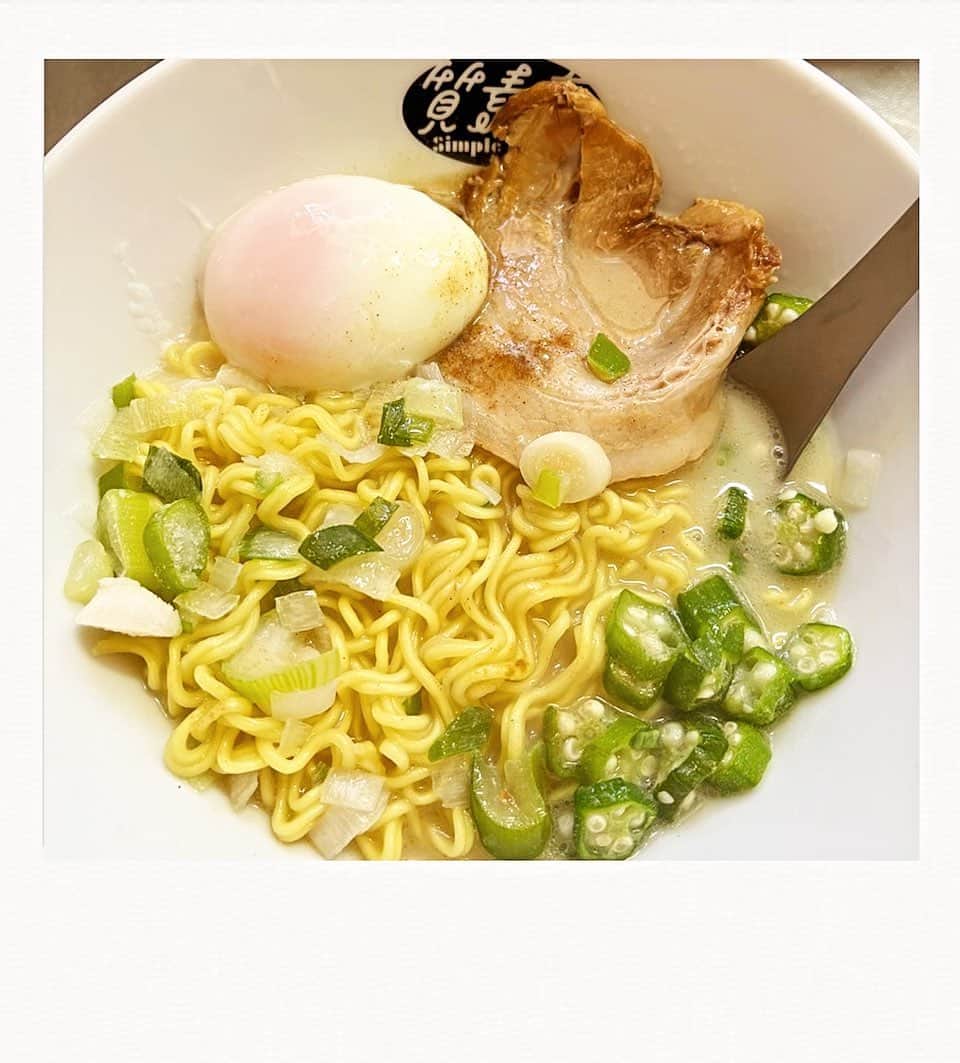 かせきさいだぁのインスタグラム：「本日の質素亭、頂きモノ『スガキヤ ラーメン』❤️❤️❤️茹でるお湯を500mlから450mlへ、茹で時間は3分から2分半で美味しい〜😋東海人たち思い出の味でっすー！ #質素亭 #しっそ亭」
