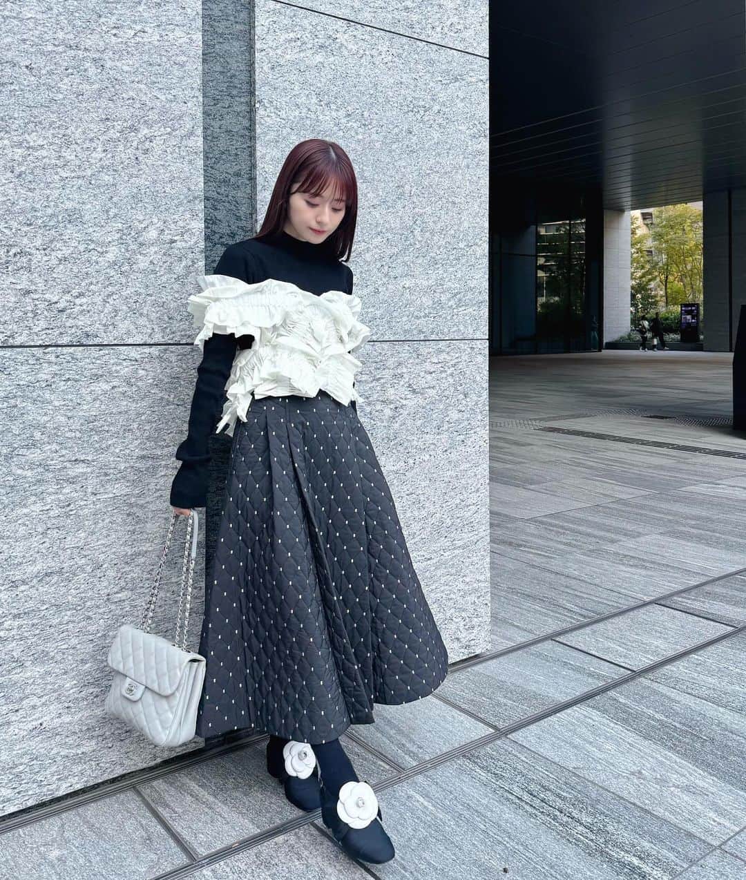 黒坂優香子さんのインスタグラム写真 - (黒坂優香子Instagram)「🖤🤍  トップス　@clane_official  フリルベスト　@_houga_  スカート　@jusglitty_official 　 バッグ・靴@chanelofficial   最近購入したカメリアが可愛いお気に入りの靴。見る度にときめく…🩰 大切に一生履く🫶🏻  フリルベストはいろんなアレンジをして着られる優れもの。 この日はオフショルにして。 白いシャツやワンピースに合わせても絶対可愛いなぁ。 考えてるだけでわくわくするアイテム♡  好きなものを身に纏うと、それだけでご機嫌になる。お洋服って楽しいなぁ♡ また作りたいな♡  #ootd  #fashion #clane #houga #chanel  #コーデ #毎日コーデ #ゆかこーで #153cmコーデ  #低身長コーデ」11月8日 13時53分 - yukakokurosaka0606