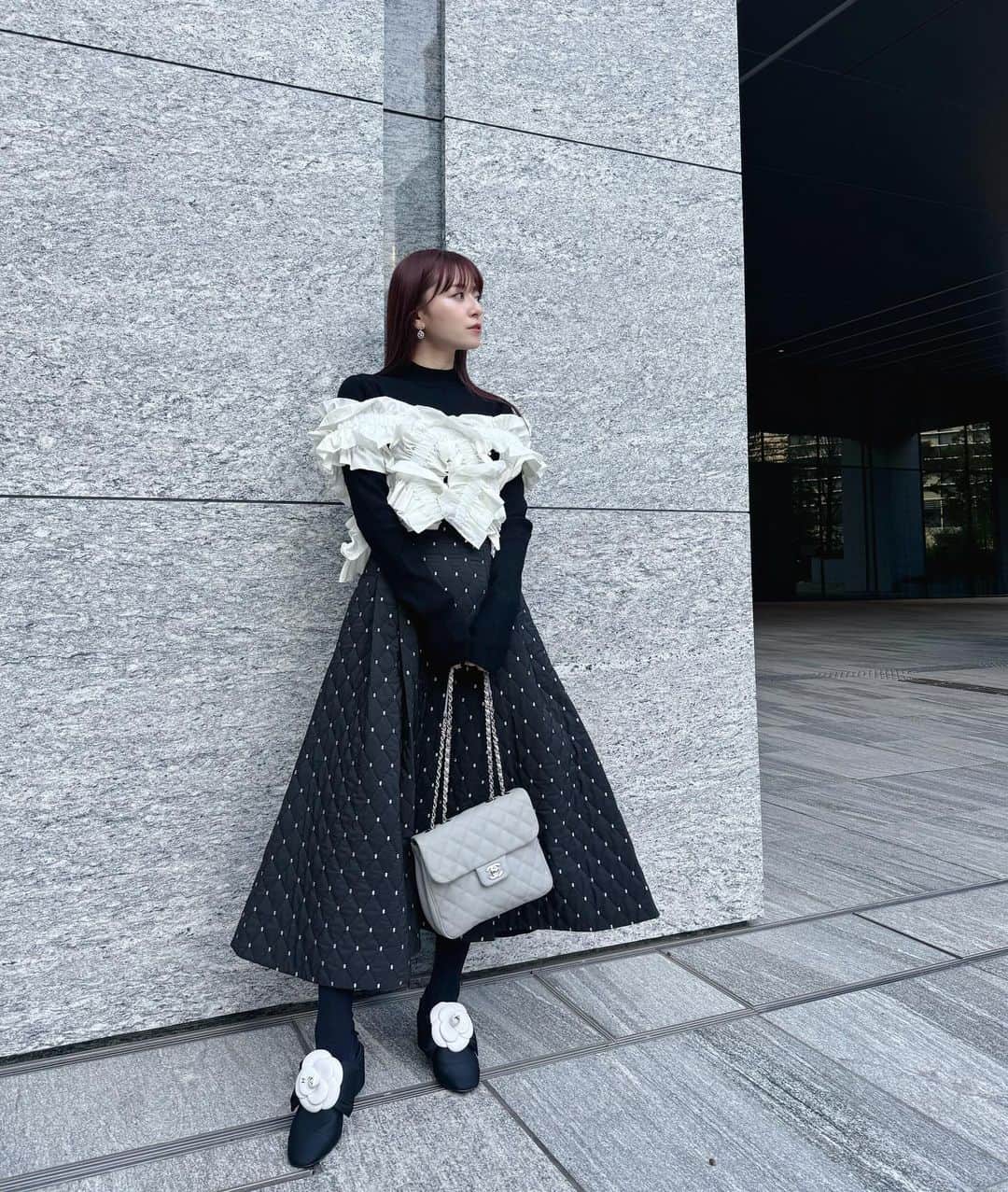 黒坂優香子さんのインスタグラム写真 - (黒坂優香子Instagram)「🖤🤍  トップス　@clane_official  フリルベスト　@_houga_  スカート　@jusglitty_official 　 バッグ・靴@chanelofficial   最近購入したカメリアが可愛いお気に入りの靴。見る度にときめく…🩰 大切に一生履く🫶🏻  フリルベストはいろんなアレンジをして着られる優れもの。 この日はオフショルにして。 白いシャツやワンピースに合わせても絶対可愛いなぁ。 考えてるだけでわくわくするアイテム♡  好きなものを身に纏うと、それだけでご機嫌になる。お洋服って楽しいなぁ♡ また作りたいな♡  #ootd  #fashion #clane #houga #chanel  #コーデ #毎日コーデ #ゆかこーで #153cmコーデ  #低身長コーデ」11月8日 13時53分 - yukakokurosaka0606