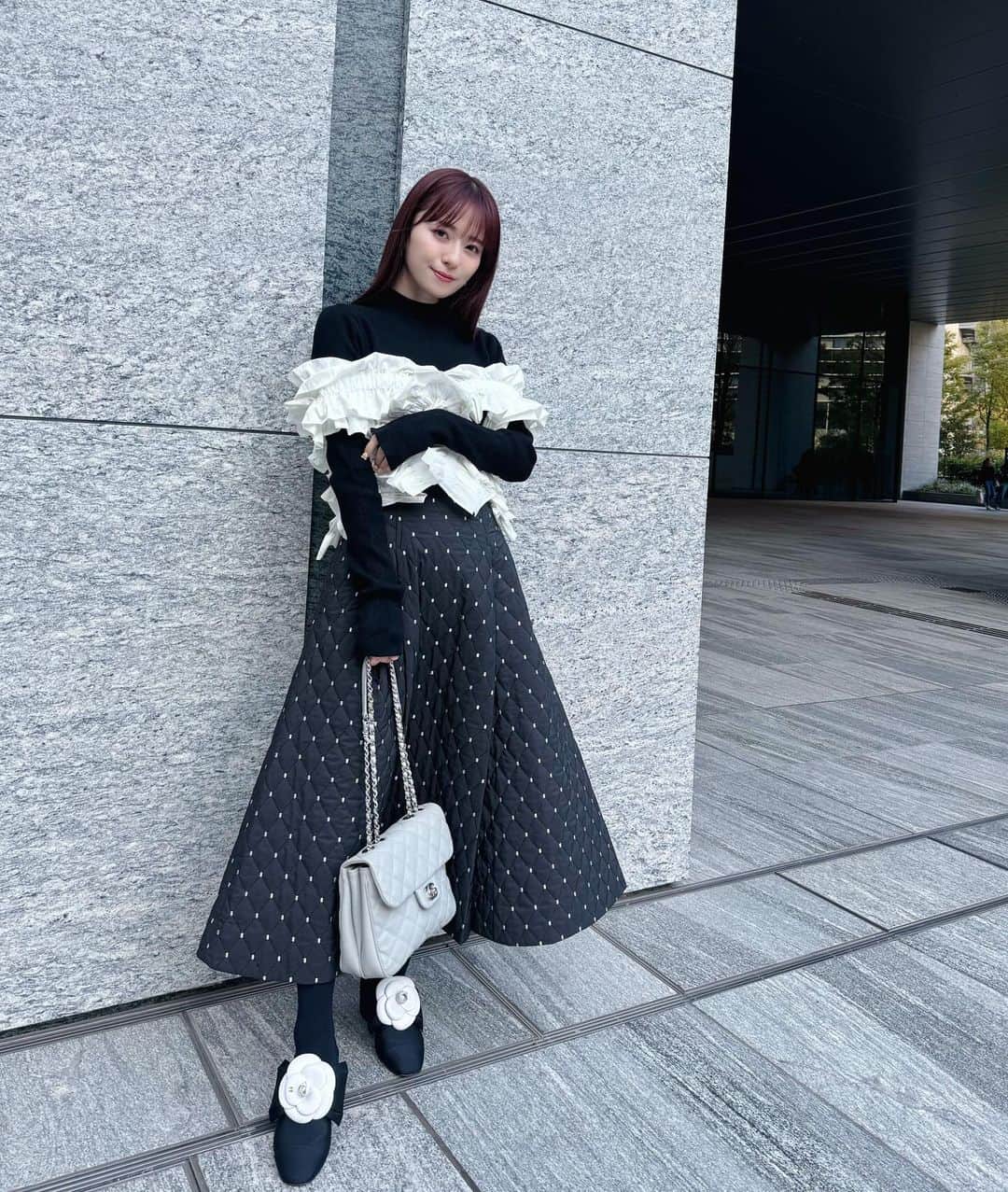 黒坂優香子さんのインスタグラム写真 - (黒坂優香子Instagram)「🖤🤍  トップス　@clane_official  フリルベスト　@_houga_  スカート　@jusglitty_official 　 バッグ・靴@chanelofficial   最近購入したカメリアが可愛いお気に入りの靴。見る度にときめく…🩰 大切に一生履く🫶🏻  フリルベストはいろんなアレンジをして着られる優れもの。 この日はオフショルにして。 白いシャツやワンピースに合わせても絶対可愛いなぁ。 考えてるだけでわくわくするアイテム♡  好きなものを身に纏うと、それだけでご機嫌になる。お洋服って楽しいなぁ♡ また作りたいな♡  #ootd  #fashion #clane #houga #chanel  #コーデ #毎日コーデ #ゆかこーで #153cmコーデ  #低身長コーデ」11月8日 13時53分 - yukakokurosaka0606