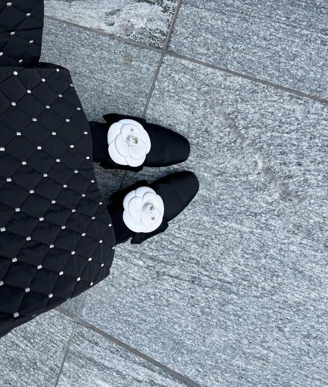 黒坂優香子さんのインスタグラム写真 - (黒坂優香子Instagram)「🖤🤍  トップス　@clane_official  フリルベスト　@_houga_  スカート　@jusglitty_official 　 バッグ・靴@chanelofficial   最近購入したカメリアが可愛いお気に入りの靴。見る度にときめく…🩰 大切に一生履く🫶🏻  フリルベストはいろんなアレンジをして着られる優れもの。 この日はオフショルにして。 白いシャツやワンピースに合わせても絶対可愛いなぁ。 考えてるだけでわくわくするアイテム♡  好きなものを身に纏うと、それだけでご機嫌になる。お洋服って楽しいなぁ♡ また作りたいな♡  #ootd  #fashion #clane #houga #chanel  #コーデ #毎日コーデ #ゆかこーで #153cmコーデ  #低身長コーデ」11月8日 13時53分 - yukakokurosaka0606