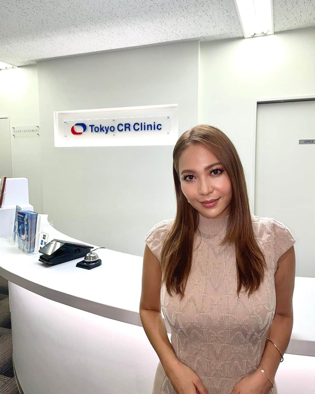 エリカ・セイラさんのインスタグラム写真 - (エリカ・セイラInstagram)「日本橋にある @tokyocrclinic でアレルギー検査とiON注射💉をしてもらってきたよ😊 iONセラピーは、免疫系を最適なレベルにすることで、アレルギーや痛みなど過剰に働いた免疫を抑えて、ウィルスなどに対しては免疫力を高めてくれるという、画期的な療法！  私自身、免疫強化にはすごく関心があって、普段のライフスタイルや食生活でも色々意識はしてるんだけど、やっぱり限界があるよね🥲  これから4週間に渡って、毎週iON療法をしていくので、体の変化をリポートするね！  https://cr-labo.com/allergy/landing-allergy/  #pr #インフルエンサーワークス #アレルギー検査 #アレルギー治療 #東京CRクリニック #iON #アイオン  #美容 #免疫力アップ #体質改善 #アレルギー対策 #インフルエンサー #ダイエット #免疫力 #肌質改善 #ヴィーガン #ベジタリアン #ビタミンD #美容マニア #アンチエイジング #エイジングケア #日本橋 #クリニック #サロンモデル #サロモ #ワンピースコーデ #marciano #marcianoguess #スキンケア #ベージュコーデ」11月8日 13時54分 - erica_sarah_