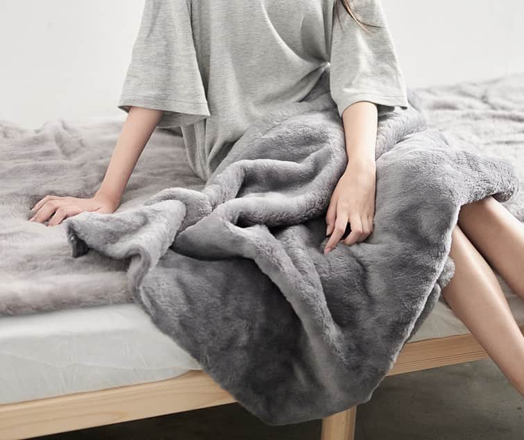 arekoreさんのインスタグラム写真 - (arekoreInstagram)「毎日の眠りを快適にしてくれる、ふわふわの柔らかさが心地よい究極の毛布。長くご使用いただけるおすすめの逸品です。 . インテリアに調和するデザインと品質を兼ね備えた天然素材の毛布を展開するLOOM&SPOOLが手掛ける「SERENE ウールニューマイヤー 」。 . 上質なメリノウールを編み上げた、軽くて暖かいニューマイヤー毛布。「穏やか」を意味する 「SERENE（セリーン）」の名の通り、肌当たりのやさしい柔らかな風合いは、触っているだけでも安堵感に包まれるふわふわ感触です。 . 調湿・消臭機能を備える天然の機能性繊維でもあるウールの暖かさでアクリル毛布とは違い、体温に合わせて暑くなりすぎず、快適です。 . ウールの紡績は日本で行っているため、獣臭さやチクチク感がないのがポイントです。また、防縮加工により、ご家庭での洗濯も可能になっています。 . 普段使いのために吟味した毛足の長さと柔らかな風合い、表情豊かで深みのある色味で、シンプルを極めたインテリア目線のデザインもポイントです。 . 毎日の眠りに上質な肌触りで包み込むウール毛布。シングル・ハーフ・ブランケットサイズからお選び頂けます。今年はスリッパも新登場。ふかふかな履き心地で、ギフトにもおすすめです！ . @arekore_market  #arekore #暮らし #ていねいな暮らし #日々のこと #loomandspool #serene #セリーン #ウールブランケット #ウール毛布 #天然素材 #ふわふわ #シンプル #wool #ウール #ギフト #寝具 #ウールの凄さ #暑くなりすぎない #快適な睡眠」11月15日 18時00分 - arekore_market