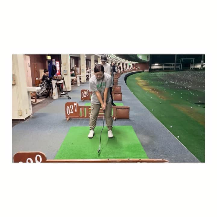 淺井咲希のインスタグラム：「ハンドファーストトレーナーという 練習器具をいただきました！🏌️‍♀️  このクラブで打つとハンドファーストの形がよりイメージできます。  私は調子が悪くなると変にリリースしちゃったりするのでこれで形を染み込ませようとおもいます！  とても良い練習器具を ありがとうございます。🙇🏻‍♀️ (@yasuhiro.yamazaki.long.drive )」