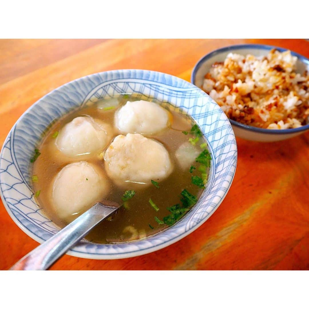 河村綾奈さんのインスタグラム写真 - (河村綾奈Instagram)「『台湾グルメ』 食の街と言っても、ひとりだからあんまりたくさん食べられないかも、と心配していました。 でも、地元のお店では小さい器で提供してもらえるものも多くちょこちょこいただけるので、そんな心配は初日で吹き飛びました🧚🏻‍♀️  朝昼晩、関係なし！ 気になったものを食べて食べて食べまくり。 ちょっと長くなりますが、振り返りまーす！！  ・初日 ①早速、鼎泰豊の小籠包！もちっとジューシー！溢れ出るスープ、千切り生姜も最高！ ②初めての豆花。甘い黒蜜✖️カリカリピーナツが豆腐の優しい旨みを一層引き立てていました。 ③かき氷。仙草ゼリーと大豆とタロ芋団子が豊かなハーモニー☺️かき氷ってこんなに一瞬で食べられたっけ？ ④寧夏夜市の名物という牡蠣オムレツ。オムレツというよりちょっとお好み焼きみたいです。餡が意外に甘くてクセになる😳  ・2日目 ⑤ 蔥抓餅（ツォンズワピン）葱入りのもちもち生地を焼いて具を挟むもの。具は卵にしました。少しスパイスが効いていてなんだか初めての味。おいしい！ ⑥ピーナツ粉餅。外にも中にもピーナツ粉がたっぷり！もっちりなのに軽くて、お腹いっぱいでもぺろりでした。 ⑦ 魚丸湯（ユーワンタン）…魚のすり身団子スープ。団子には肉餡が入っています。地味深〜くて優しい。パクチーがスープに合う！ ⑧揚げネギご飯。これだけで何杯でも食べられそうな美味しさ。揚げネギがサクサク！⑨スープと一緒に食べるのも美味しいです。 ⑩初めてのルーローハン。豚肉がとろとろ。八角がほんのり効いていて、半熟卵との相性も最高でした。家でも作りたい！  しまった、、🤦🏻‍♀️初日と2日目だけでこの文量…全然足りない、、 次の投稿に続きまーす！！ もう少しお付き合いください🥰」11月8日 14時01分 - ayanakawa