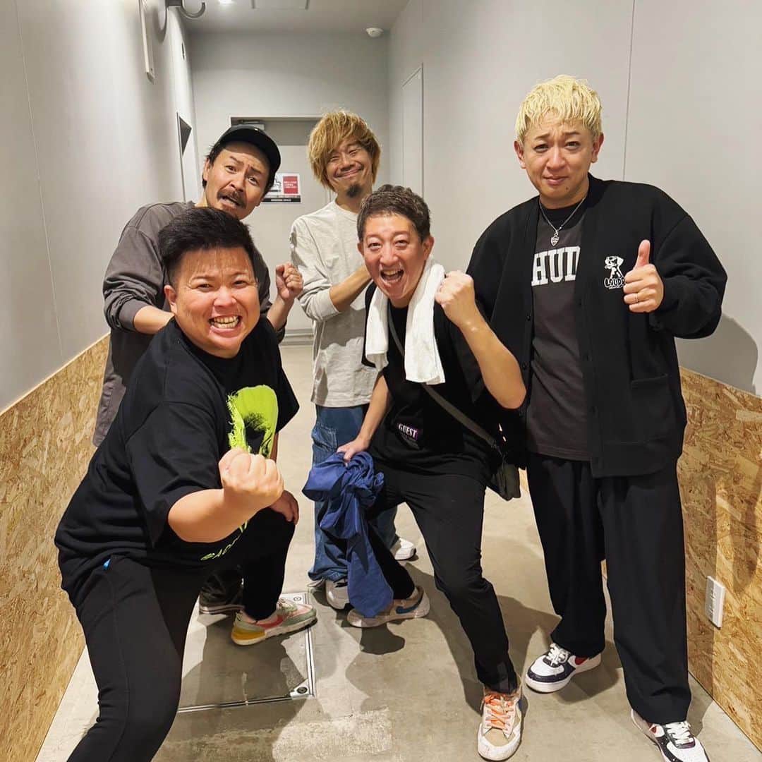 タクマ さんのインスタグラム写真 - (タクマ Instagram)「フタリセのイツメンも遊びに来てくれた。昔からの友達がすぐに集まる大阪！やはり親近感ありです。最高やでぇー。  @shigeo0128  @onikuchan0927」11月8日 14時03分 - takumamitamura