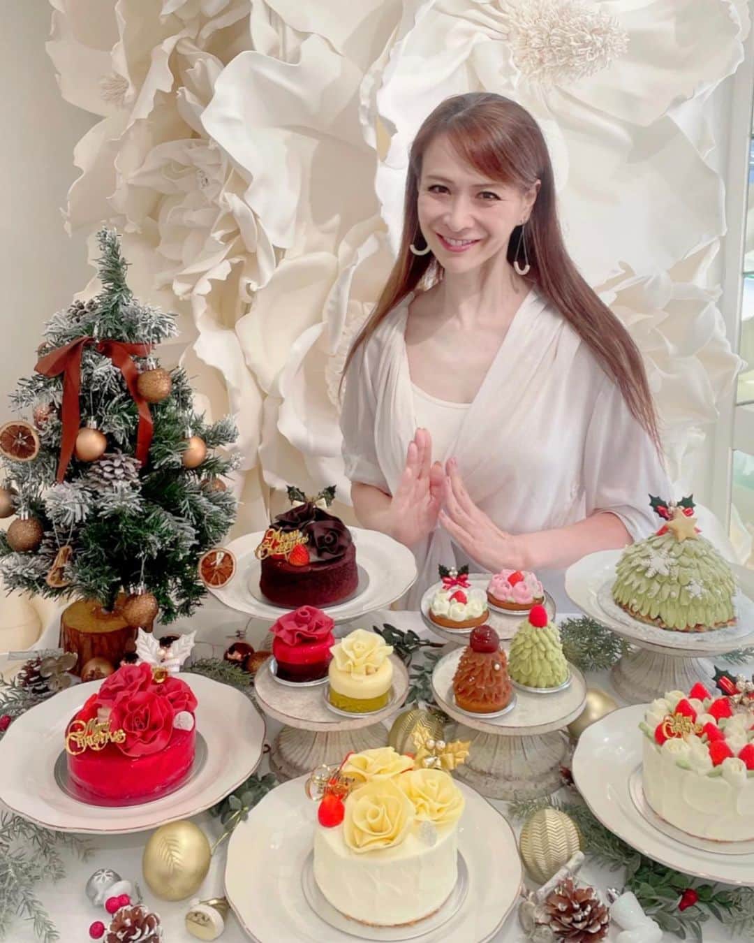 里井真由美さんのインスタグラム写真 - (里井真由美Instagram)「銀座「patisserie HANA」クリスマスケーキでございます〜  @patisserie_hana2023  #PR 発表会にお招き頂きました  オープン以来、映えケーキとして話題のHANAのケーキ♥️  モンブランも推しでございますが、  →2.3シグネチャー的な「🎂Xmasブーケドローズ」  苺がふんだんにサンドされていて、お花の絞りと苺がまるでブーケのよう。おすすめでございますのよ〜🤍  真っ白、真っ赤、チョコレート🌹🤍3種あり、 見た目の可愛さ、映えっぷりももちろん、食べておいしいしサイズも色々あり選べますよ〜  4号 4,860円 5号 5,940円 6号 7,344円 7号 11,880円  。。。  🎂Xmasショートケーキ 苺がふんだんにサンドされていて、生クリームが甘すぎないのがよく、ホワイトチョコのローズの華やかさも良いショートケーキです  🌲Xmasツリームース、🌹Xmasルージュムースなど、 食べやすい甘さと華やかさの両方で 今年のクリスマスの話題ケーキに大注目です  お店は、渋谷と銀座にありますよ♡  予約期間　12/20(水)まで お渡し日　12/16(土)～12/25(月) ※12/20～12/25はクリスマスデコレーションのみのお渡しとなります。  ※銀座店・渋谷店にてお渡しが可能です。 ご予約は店頭・お電話で♡  🔻  銀座店  平日 12:00~22:30 土日祝日 11:00〜20:00 中央区銀座7-3-13 ニューギンザビル1号館  TEL:03-6263-9339   。。。  渋谷店 10:00 ~ 21:00 渋谷区道玄坂1-12-1 渋谷 東急フードショー 渋谷マークシティ1階  TEL:03-3477-4869  。。。  話題の新店舗のクリスマス！ モンブランもまたご紹介しますねー  。。。  #PATISSERIEHANA #パティスリーハナ #銀座グルメ #銀座スイーツ #東京スイーツ #クリスマスケーキ #Christmascake #Xmascake #クリスマス #Christmas #里井真由美#フードジャーナリスト里井真由美」11月8日 14時04分 - mayumi.satoi