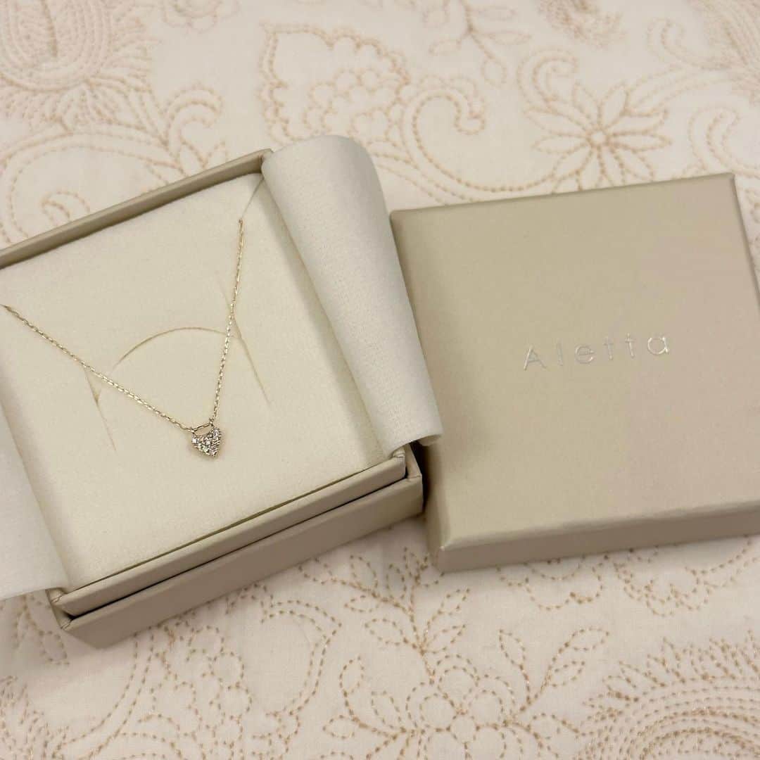 高崎哉海さんのインスタグラム写真 - (高崎哉海Instagram)「@aletta_jewelry_official のネックレスがサイズ感もデザインも可愛すぎてとてもお気に入り☺︎ 私はハートのチャームにしましたが、他にもイニシャルとか可愛いデザインのものもあるみたいです\♡/ 気になる方は是非チェックしてみてね^ ^」11月8日 14時05分 - kanami_takasaki