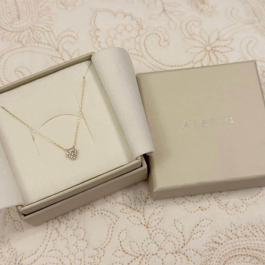 のインスタグラム：「@aletta_jewelry_official のネックレスがサイズ感もデザインも可愛すぎてとてもお気に入り☺︎ 私はハートのチャームにしましたが、他にもイニシャルとか可愛いデザインのものもあるみたいです\♡/ 気になる方は是非チェックしてみてね^ ^」