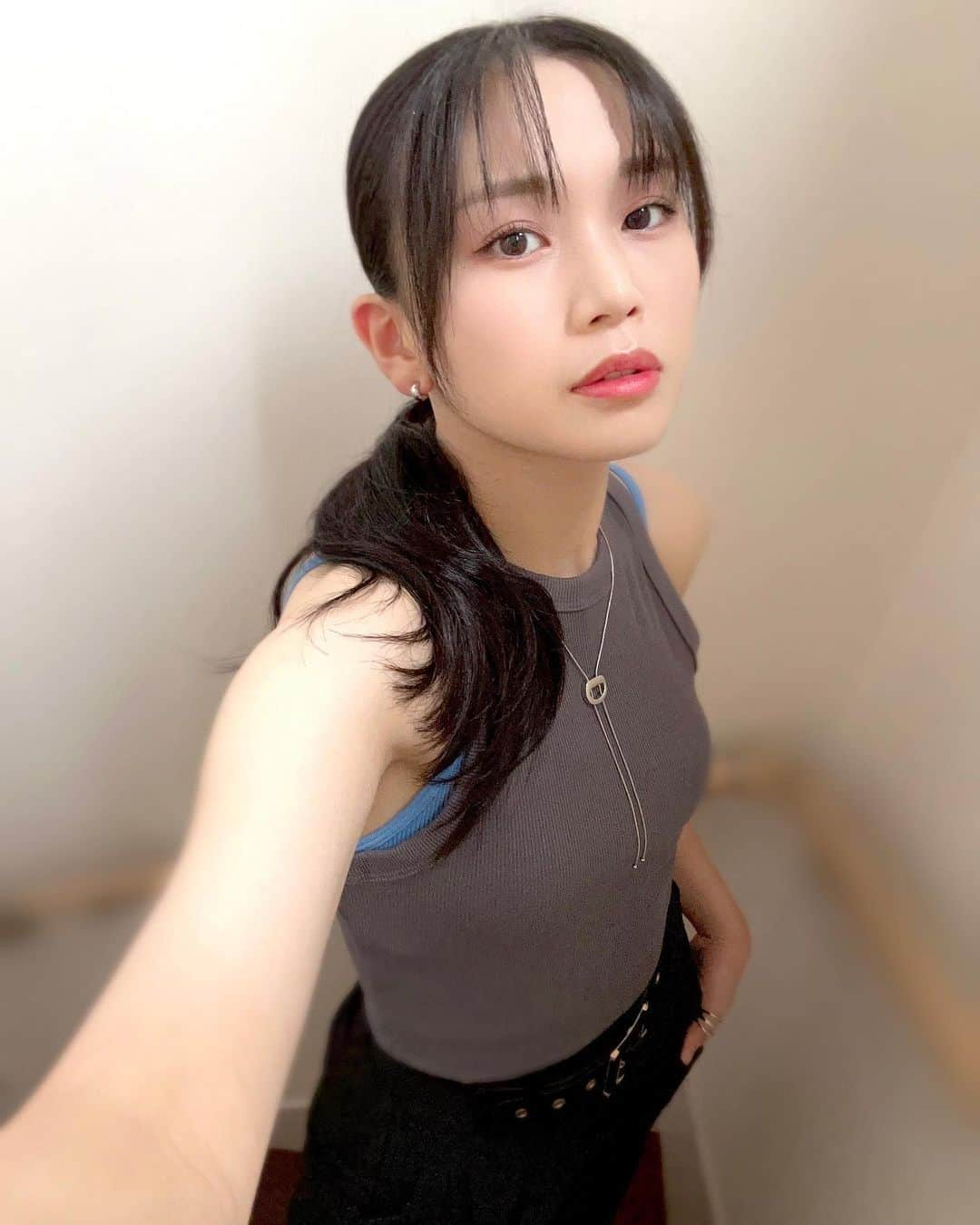 平井美葉のインスタグラム：「🌻  いつかしてみたかったノースリーブコーデ。 今年の夏に挑戦できたの嬉しかったな♫  #beyooooonds #helloproject  #ハロプロ #アイドル  #みよーんずこーで  #時差投稿」