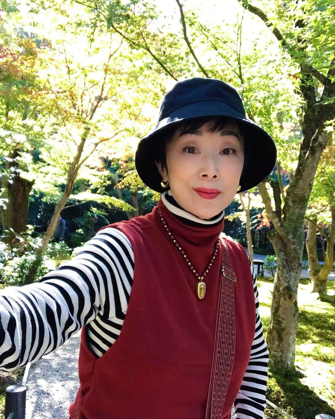 小川知子のインスタグラム：「まずは詩仙堂へ。  朝早くに行ったので空いていてのんびり😊  風情のあるお庭は紅葉🍁はまだですが、今月末には行列で大変だとか。  詩仙堂はお庭の見える一室の名称で、正しくは凹凸窠（おうとつか）、でこぼこした土地に建てた住居のこととか。  坂道を登った所に建っていて少しキツイですが、こんな所で四季折々の景色を眺めてみたいものですね〜。  お次はすぐ近くの圓光寺へ。  また後ほどー。  #京都 #詩仙堂 #石川丈山 #小川知子」