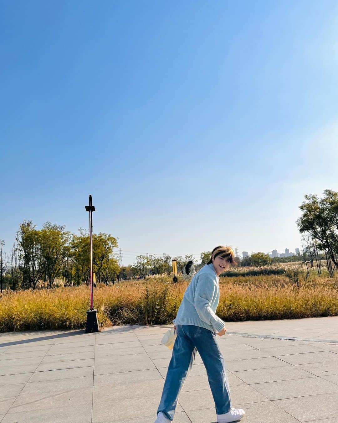 シャオジュン（XIAOJUN）のインスタグラム：「Youth🌞」