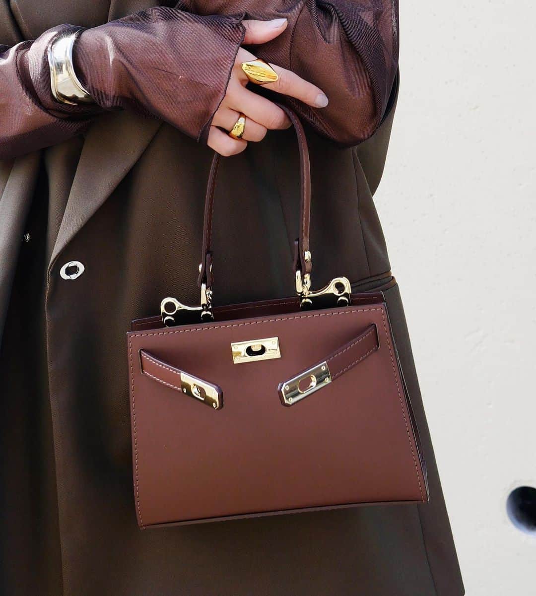 のインスタグラム：「@aulentti_official 👜 キャメルはよく見るけどこのブラウンなかなか無い 予想通りめっちゃ使える🥰  .  #aulentti  #slobeiena」