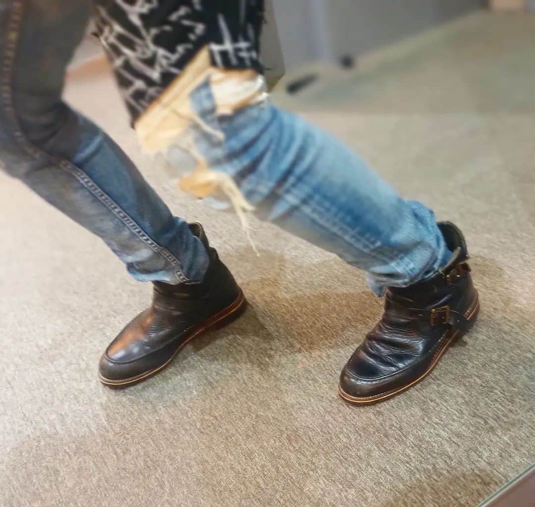 松本隆博のインスタグラム：「。 このブーツは15年前。 独立してから2年、東日本大震災など あって収入がほとんど無かった時を 経て、お金がなんとか入ってくる様に なり、どうせならいちばん高いやつを 買おう‼️と決め入った靴屋で、、、 「いちばん高いやつください」( ᴖ ·̫ ᴖ ) で買ったブーツがこれ。 底を2回ほど替えたけれど今でも大活躍。 このブーツでほんと日本中、いろいろ歩いた、 いろんなステージを踏めたんだ。  還暦少年 松本隆博」