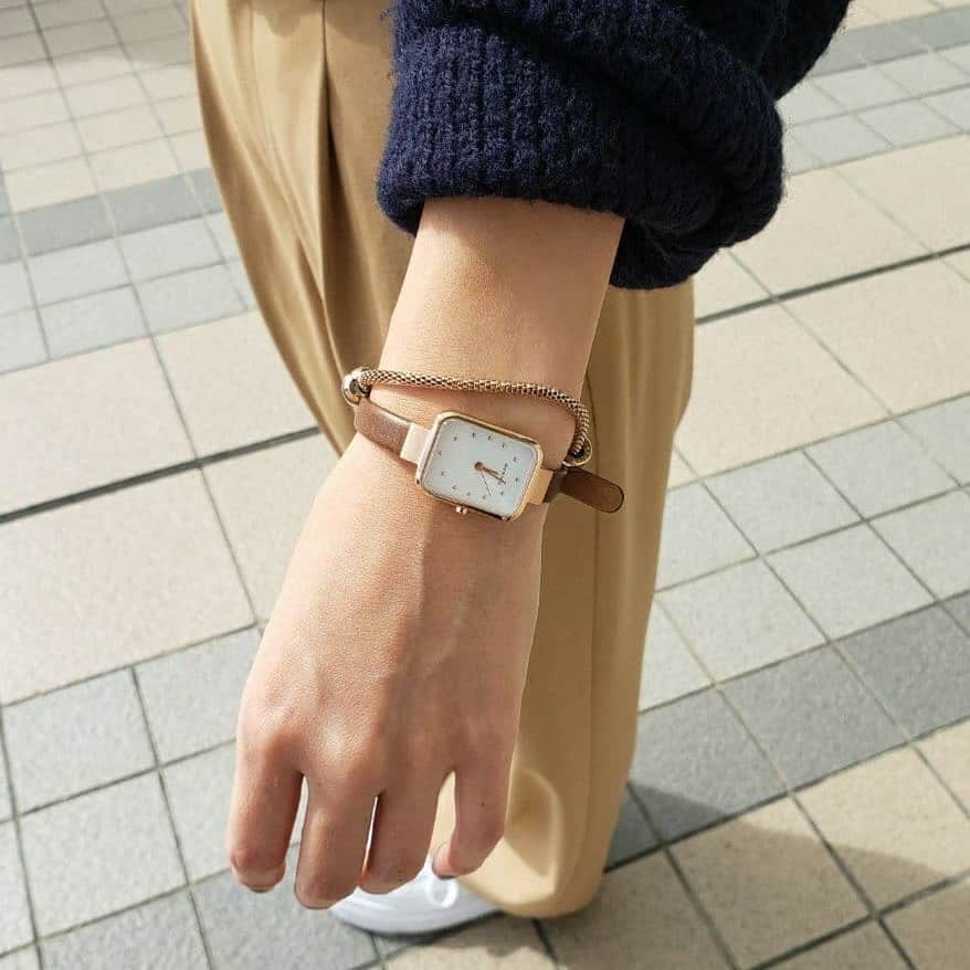 TiCTACさんのインスタグラム写真 - (TiCTACInstagram)「【BERING×Oggi】働く女性から支持を集めるOggiの専属読者モデルが、北欧ブランドBERINGと“今着けたい時計“を共同開発🕊 シンプルでクラシックなスクエア型に、細めのストラップが手首周りを華奢に演出してくれます。時計と同系色のブレスレットが付属しており、アクセサリー感覚で重ね着けを楽しめます✨  item　14520-564-GWP、14520-369-GWP price　￥26,400 tax in  ■プレゼントキャンペーン 今だけ！BERINGコンセプトコーナー限定Oggiコラボモデルご購入の方に先着で「オリジナルジュエリーロール」をプレゼント🎁  ▼BERINGコンセプトコーナー チックタック札幌ステラプレイス店 チックタック仙台パルコ店 チックタック金沢フォーラス店 チックタック新潟ビルボードプレイス店 チックタックグランデュオ立川店 チックタック柏高島屋ステーションモール店 トルク横浜ルミネ店 ジャンクスルクア大阪店 チックタックミント神戸店 名古屋タカシマヤゲートタワーモール店 チックタックアミュプラザ博多店 チックタック福岡パルコ店  ##手元コーデ #手元くら部 #腕時計 #時計 #watch #淡色 #淡色ネイル #淡色女子 #淡色コーデ #手元コーデ #コーデ #きょこ #ootd #ベージュ #ベージュコーデ #ベージュカラー #Bering #oggi #オッジェンヌ」11月8日 14時23分 - tictac_press