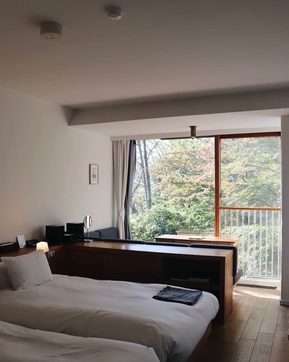 NEST INN HAKONE | 俵石閣さんのインスタグラム写真 - (NEST INN HAKONE | 俵石閣Instagram)「窓の外の景色が秋色に変わってきて、お部屋の中にいても、紅葉を楽しむことができます。  季節の移り変わりを感じながら、お部屋で思い思いに過ごしてみませんか。  #okcshotel #okcsretreat #温故知新ホテル #箱根リトリートföre #箱根リトリートヴィラワンバイエフ #hakoneretreatföre #hakoneretreatvilla1f #woodsidedining #料亭俵石」11月8日 14時23分 - okcs_hakone.retreat