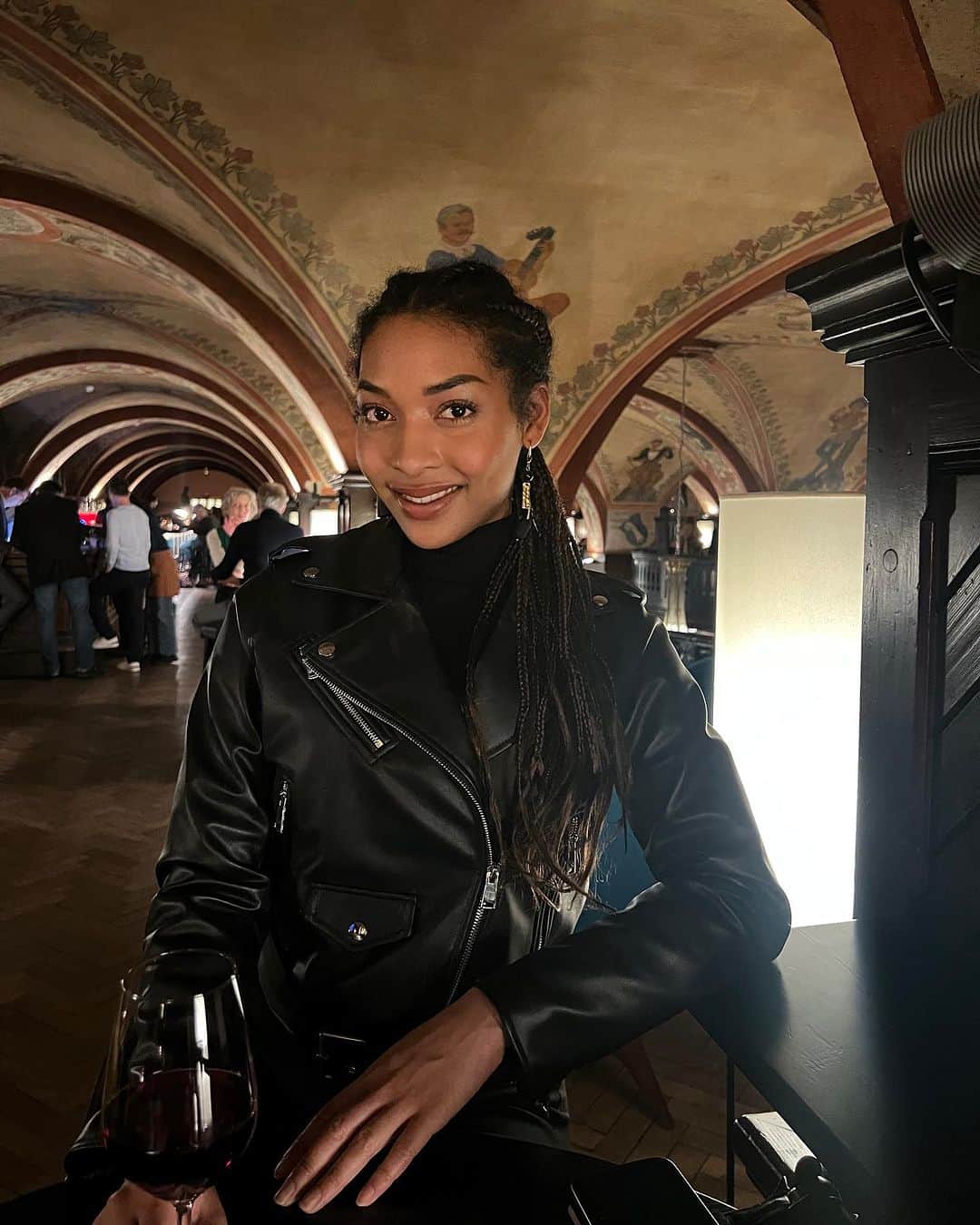上梨ライムのインスタグラム：「I loved visiting The Kornhauskeller Restaurant in the old town of Switzerland’s capital. This historic building dates back to the early 18th century and has such a beautiful interior. During my visit this year, I stopped in for a few drinks, but I can’t wait to return soon to a dinner featuring Swiss and Bernese specialties.  18世紀に建設された建物。階段を降りて地下に行くと、ホグワーツの様な雰囲気があるレストランに辿り着きました🍽 また次回ゆっくり訪問します♥️」