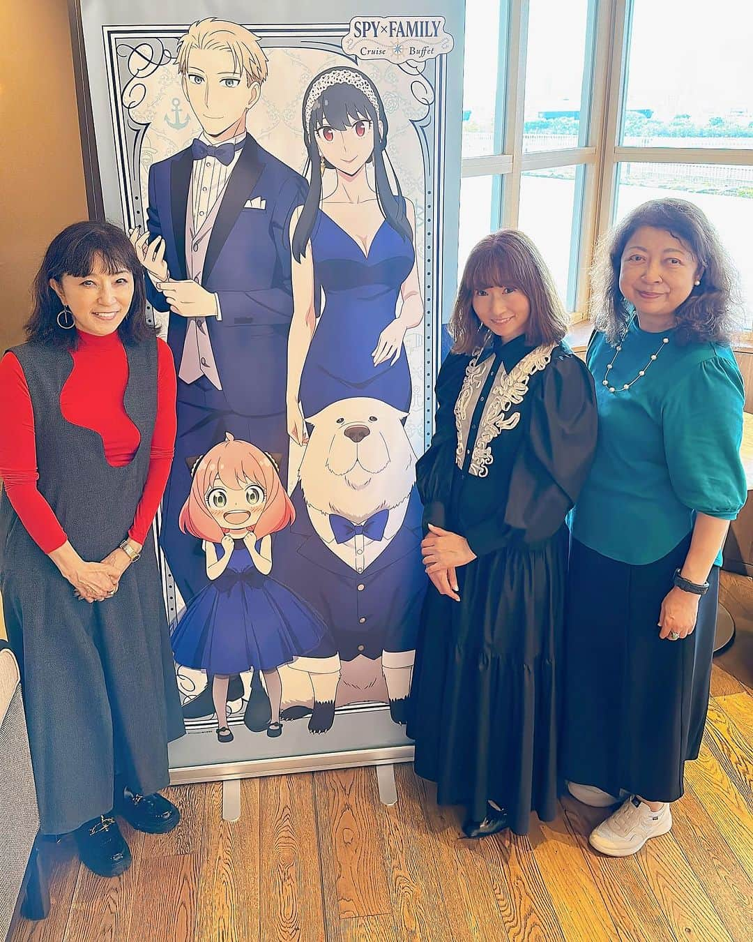 松浦有希のインスタグラム：「昨日行ってまいりました✨ ヒルトン東京お台場での スパイファミリー⭐︎クルーズ🚢ビュッフェ🧁  ご一緒してくださったのは、 作詞家・尾崎美佳子さまと森由里子さま。 ステキ過ぎるお二人との 豪華な「おでけけ」  お料理も可愛いスイーツ🧁も 盛りだくさん💕 ヒルトンのシェフさんや パティシエさんたちが 腕をふるっただけあって とても美味しかったです😋  ホテルの方のご説明によると お料理は南部料理というテーマで アーニャたちが 本当に食べているお料理を 再現しているのだそうです🥘  スイーツは種類が本当に多くて 食べきれないほどでした🍰 アーニャが通学で被っている イーデン校のベレー帽の形のケーキ👒 ザッハトルテみたいな感じでしたが 濃厚でも甘すぎず、 ちょうど良い感じ😸  小さなボンド（白いワンちゃん）が 乗っているカップケーキ🧁 ボンドの部分がバタークリームで 感動しました✨  都心から遠くないのに リゾート感あるお台場🏝️ ひととき非日常を楽しむことが できました💖 ありがとうございました🙏 #スパイファミリー #スパイファミリークルーズビュッフェ #アーニャ #ヒルトン東京お台場」