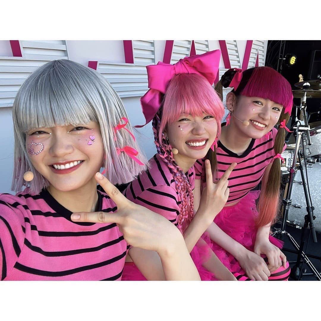 八木莉可子さんのインスタグラム写真 - (八木莉可子Instagram)「フジテレビ系 「パリピ孔明」本日、第7話放送です🎤  AZALEAは元の自分たちの姿を取り戻しました。 写真はAZALEAの2人との色々です🕶️  ほんとに実世界でも、 私たち仲良くなったんだよ~大好きなんだよ~笑  AZALEAの楽曲、 「No Future But Go To Future」と「ChocoPate」 の2曲も配信されているので、 ぜひそちらでも、楽しんでもらえたら嬉しいです＾＾  AZALEAとの対決を終えた英子。 これからどうなるのでしょうか…？  パリピ孔明、引き続きお楽しみください☺️✨🕺  9枚目の動画は、双葉と動画を撮っていたら 助監督さんが走ってきてくれはったの図です😂  一夏がね、この時いなかったから… 私のお気に入りの一夏の写真、載せとくねん笑  かわいいねん、うたのちゃんの笑顔すき。笑 （ふた葉もすきだけどな！）  #フジテレビ #パリピ孔明」11月8日 14時34分 - yagirikaco_official