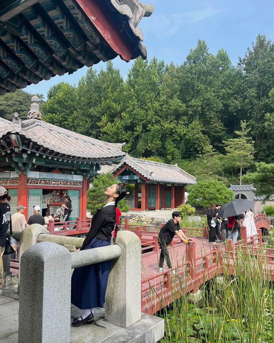 パク・ヘソンさんのインスタグラム写真 - (パク・ヘソンInstagram)「여름에 찍었던 뮤비 이미지단역 때 사진👀 이번 여름엔 단역을 이리저리 몇 번 지원해서 해 봤는데 대기가 정말정말 길더라🫢 카메라에 나오는 각도면 괜히 더 감사하게되고 막 .. 다 같이 으쌰으쌰하면서 열심히 하고 말야..?? 좋은 경험이여쏘🫶 찍어놓은 것들 사진 천천히 더 풀어야지🥰 #궁녀 #이달소 #희진 #뮤비」11月8日 14時35分 - hyesunee