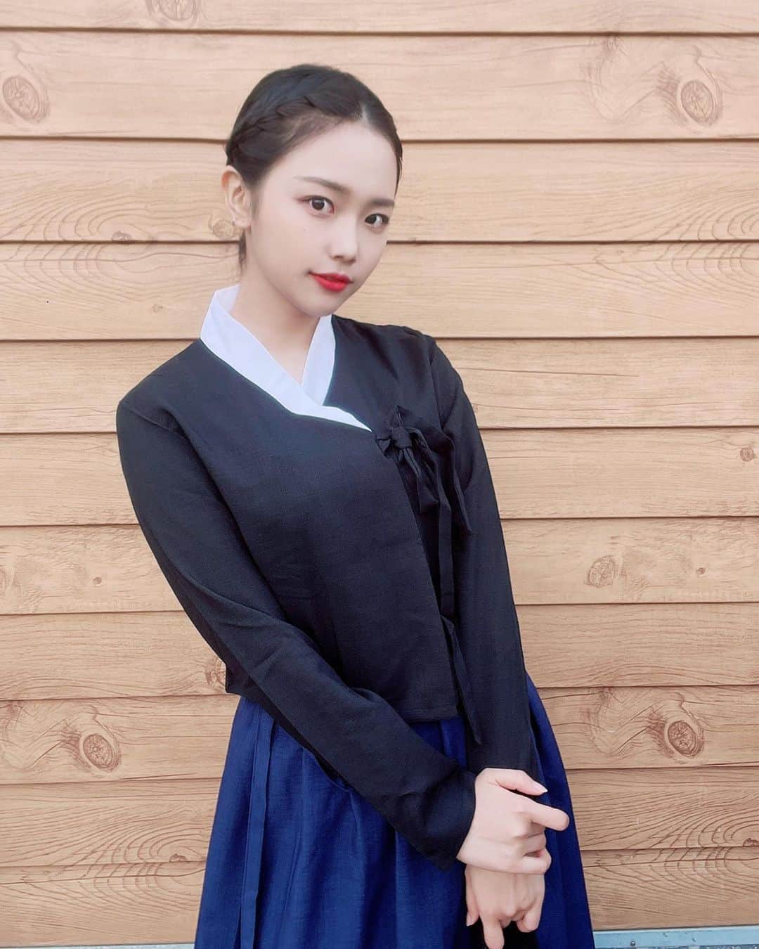 パク・ヘソンさんのインスタグラム写真 - (パク・ヘソンInstagram)「여름에 찍었던 뮤비 이미지단역 때 사진👀 이번 여름엔 단역을 이리저리 몇 번 지원해서 해 봤는데 대기가 정말정말 길더라🫢 카메라에 나오는 각도면 괜히 더 감사하게되고 막 .. 다 같이 으쌰으쌰하면서 열심히 하고 말야..?? 좋은 경험이여쏘🫶 찍어놓은 것들 사진 천천히 더 풀어야지🥰 #궁녀 #이달소 #희진 #뮤비」11月8日 14時35分 - hyesunee