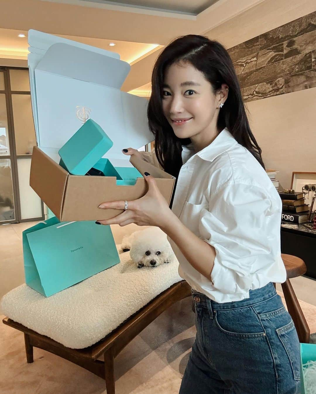 キ・ウンセのインスタグラム：「#광고 #TiffanyAndCo  티파니 온라인 플래그십 스토어가 오픈했어요!  이제 집에서도 티파니의 아름 다운 제품들을 만나보세요 :) . . #TiffanyAndCo #티파니앤코  #TiffanyOnlineFlagshipstore  #티파니온라인플래그십스토어」